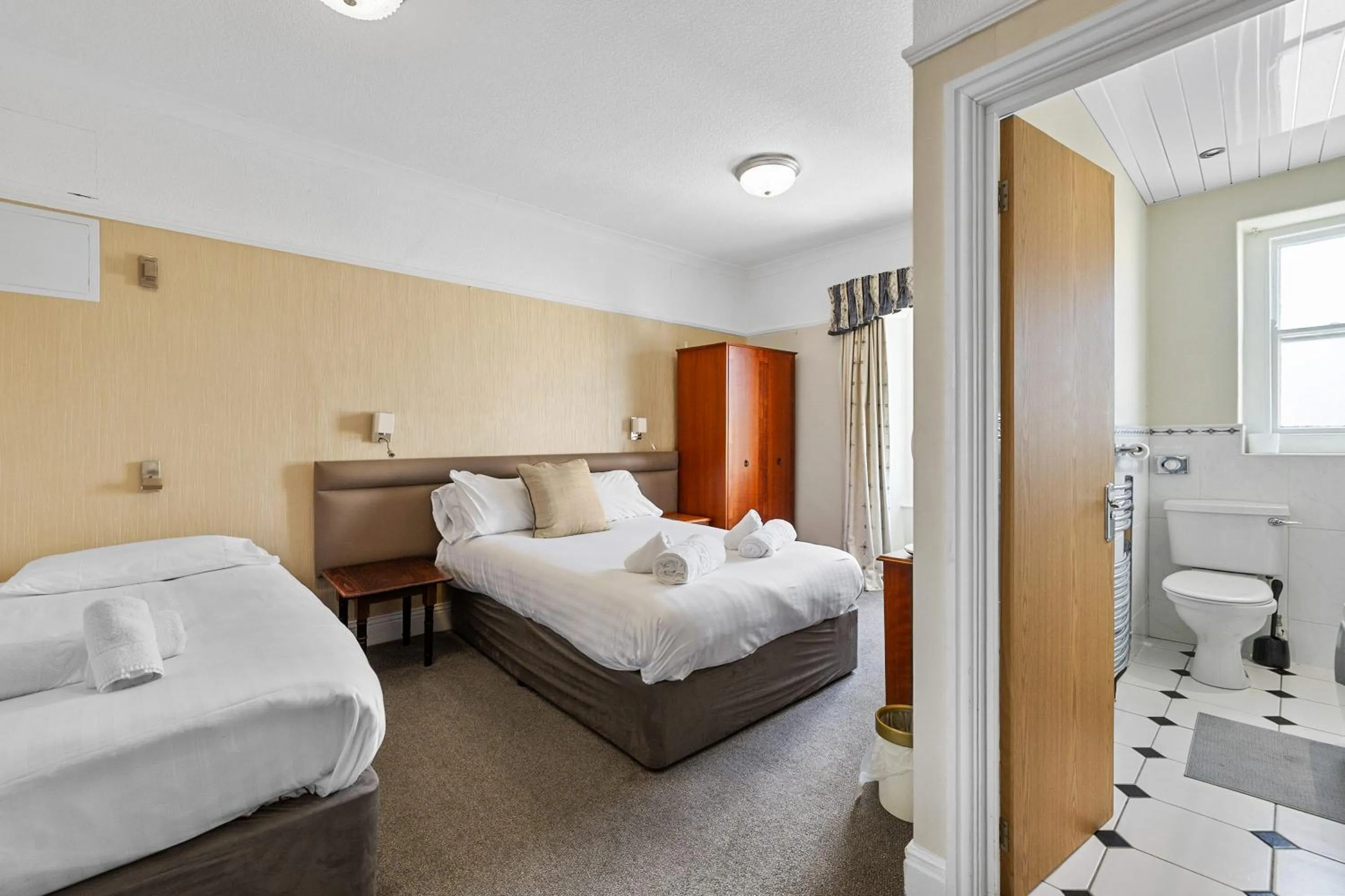 Toilet, Bed in Invicta Hotel Plymouth