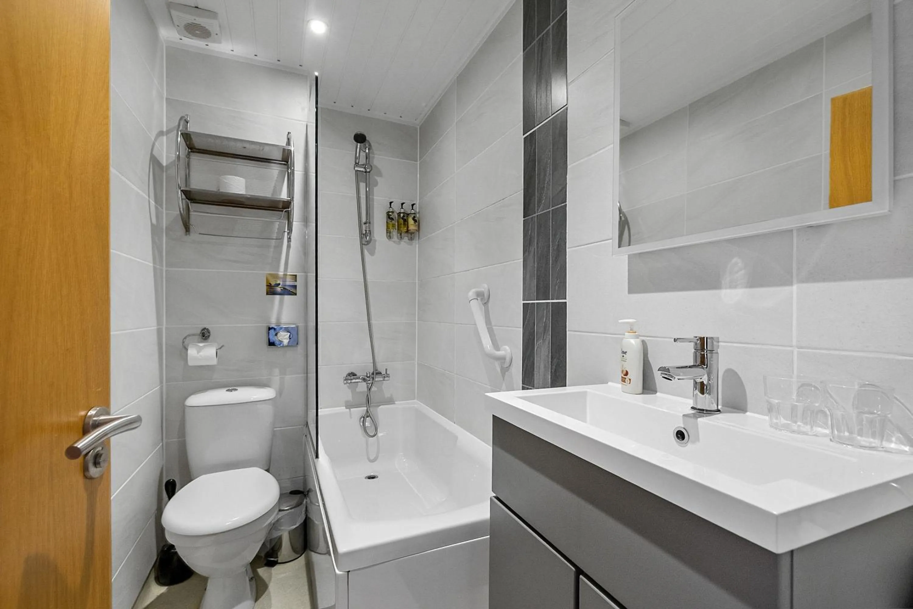 Shower in Invicta Hotel Plymouth