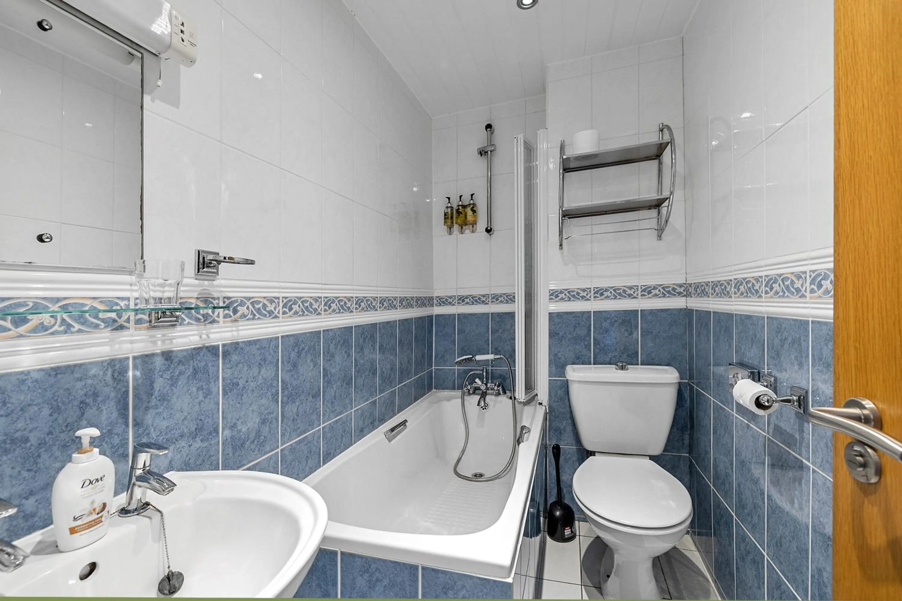 Shower in Invicta Hotel Plymouth