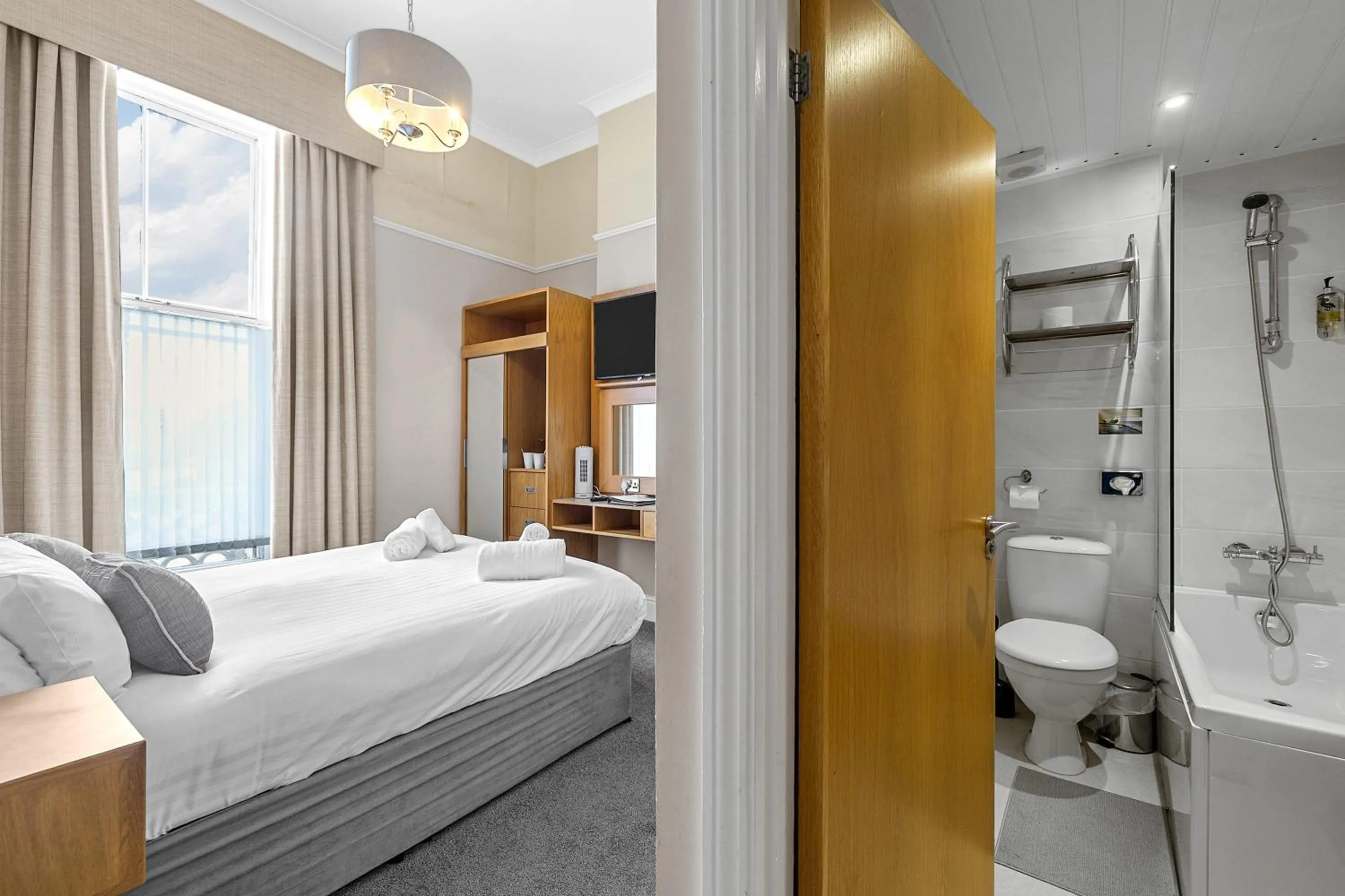 Shower, Bed in Invicta Hotel Plymouth