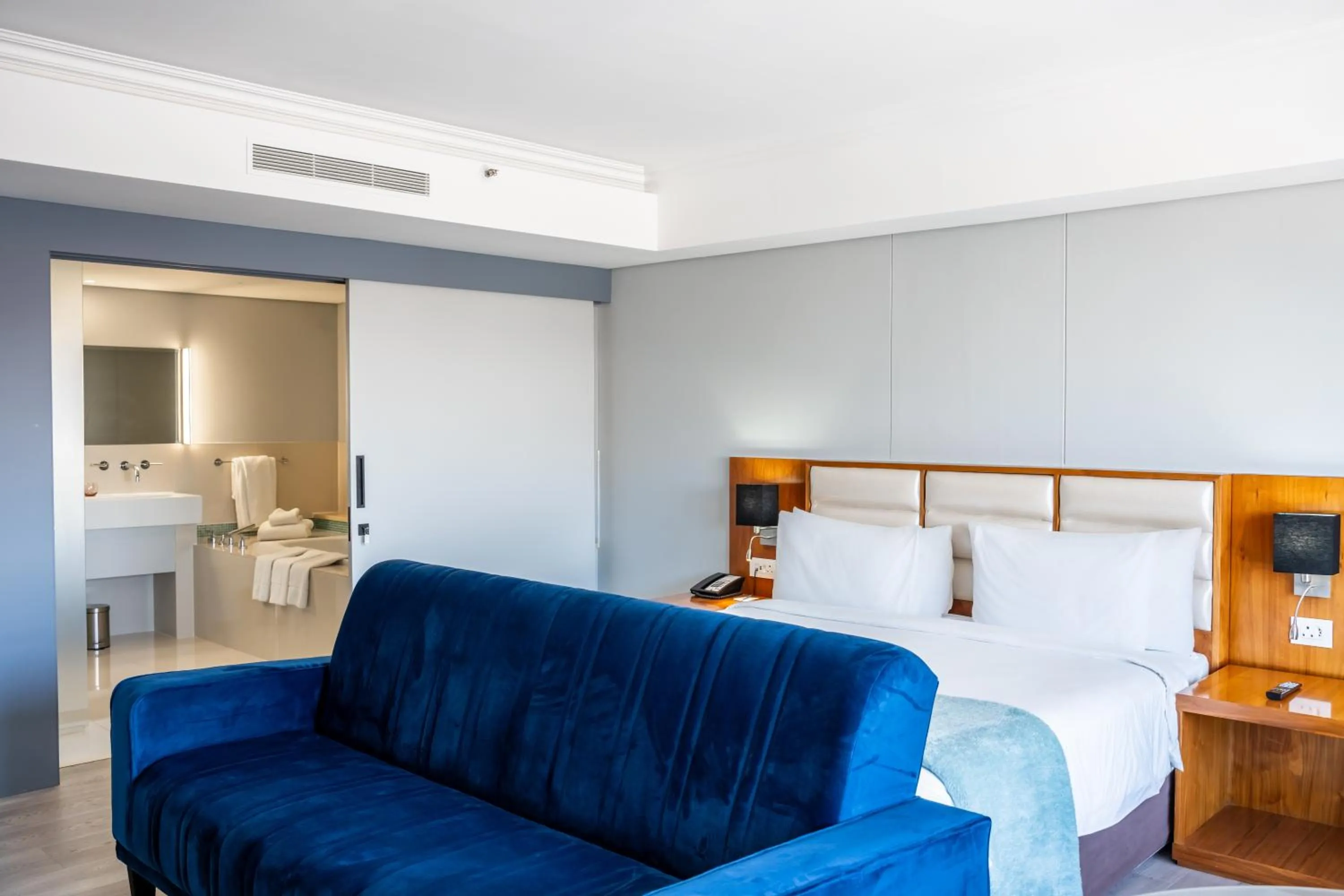 Bathroom, Bed in Blaauwberg Beach Hotel