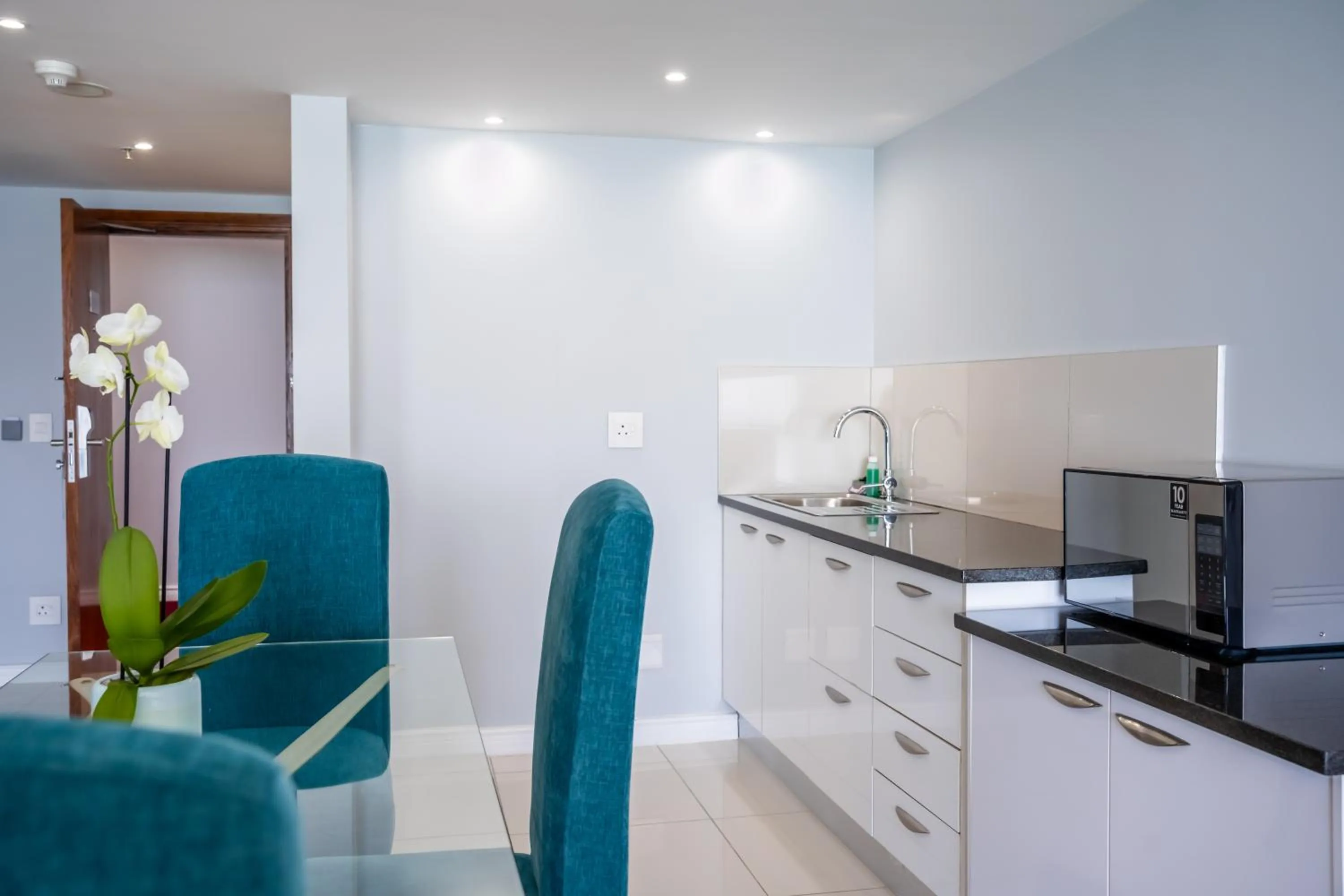 Kitchen or kitchenette in Blaauwberg Beach Hotel