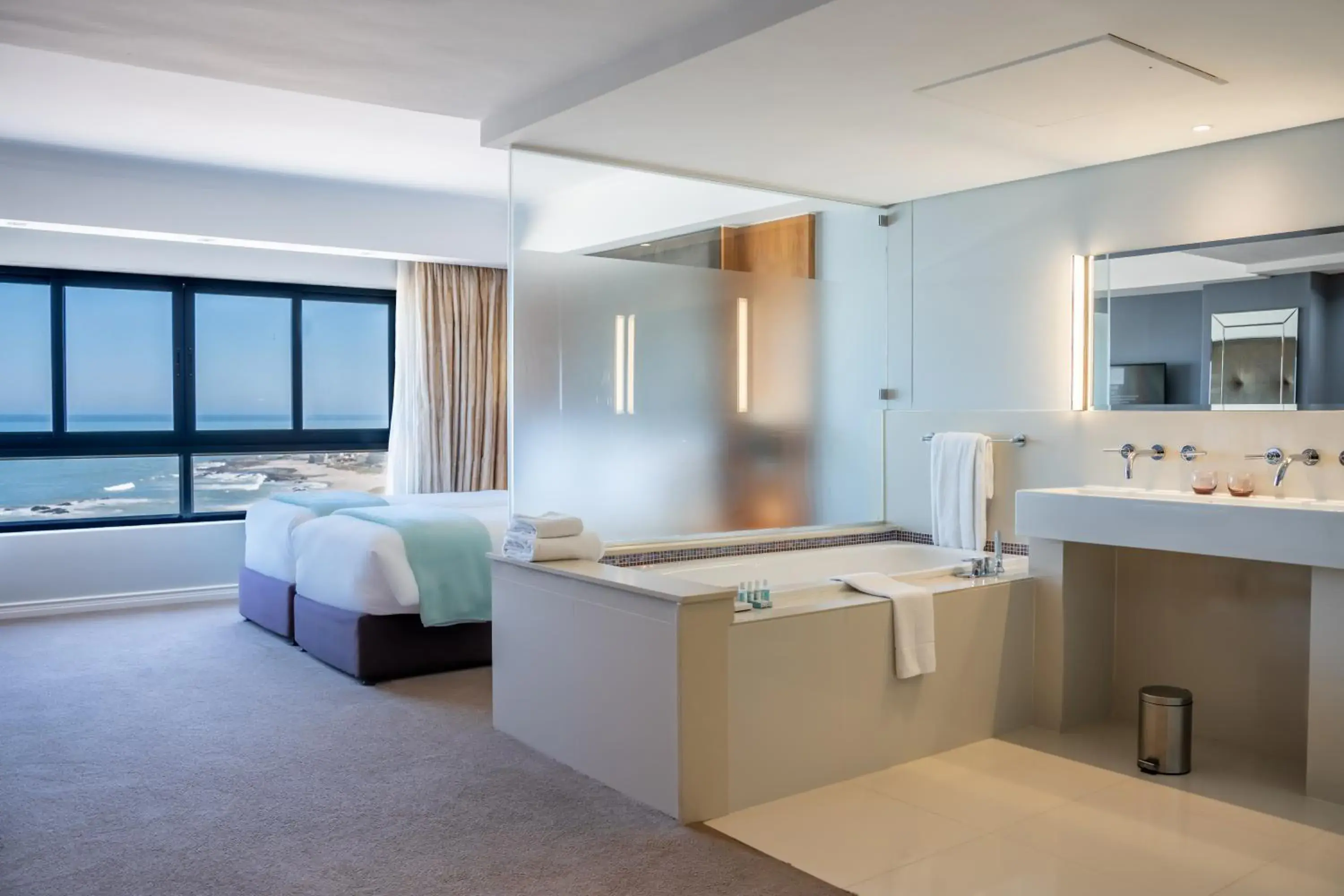 Hot Tub, Bed in Blaauwberg Beach Hotel Hot Tub, Bed in Blaauwberg Beach Hotel