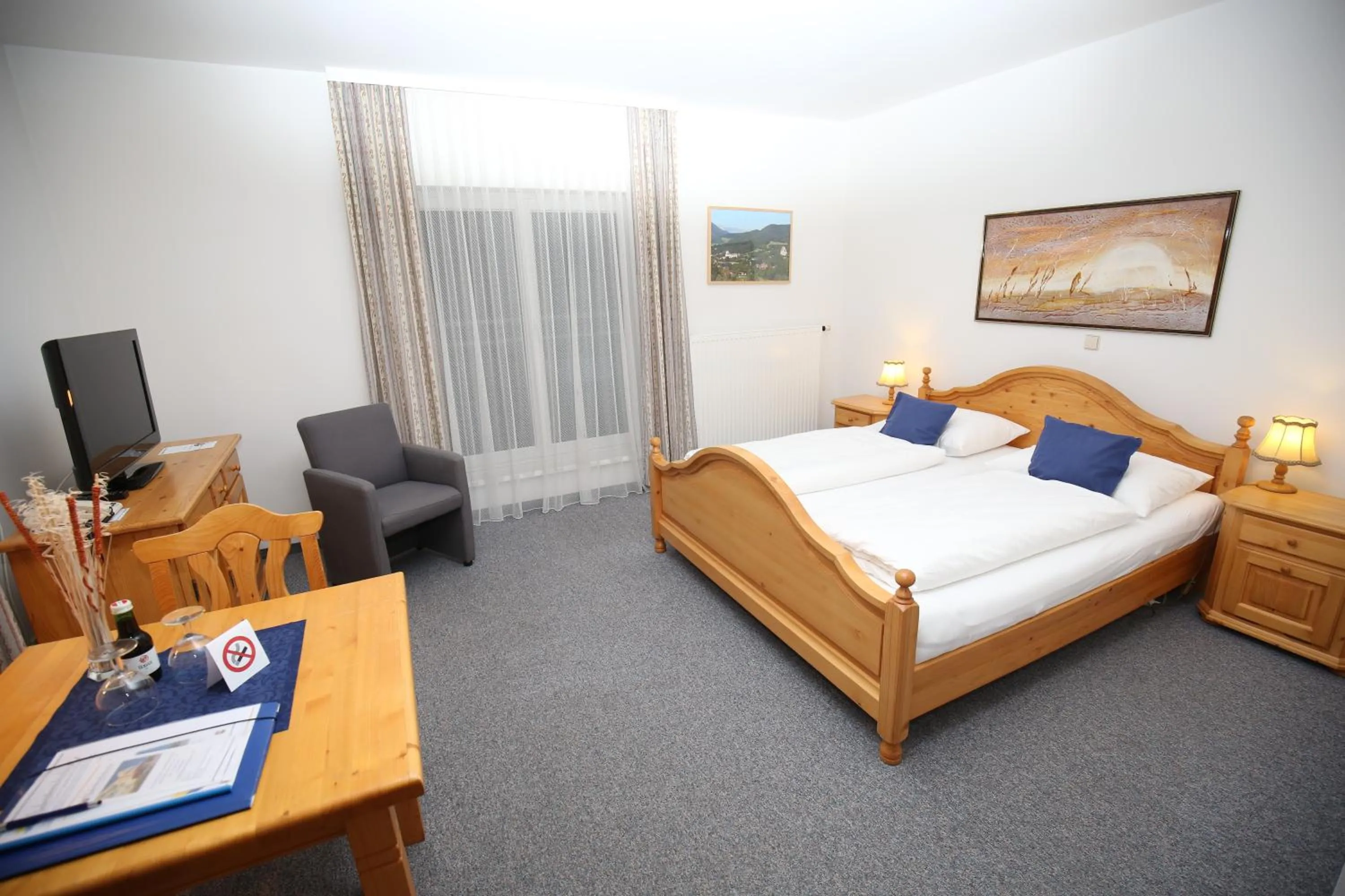 Photo of the whole room, Bed in Grandhotel Niederösterreichischer Hof