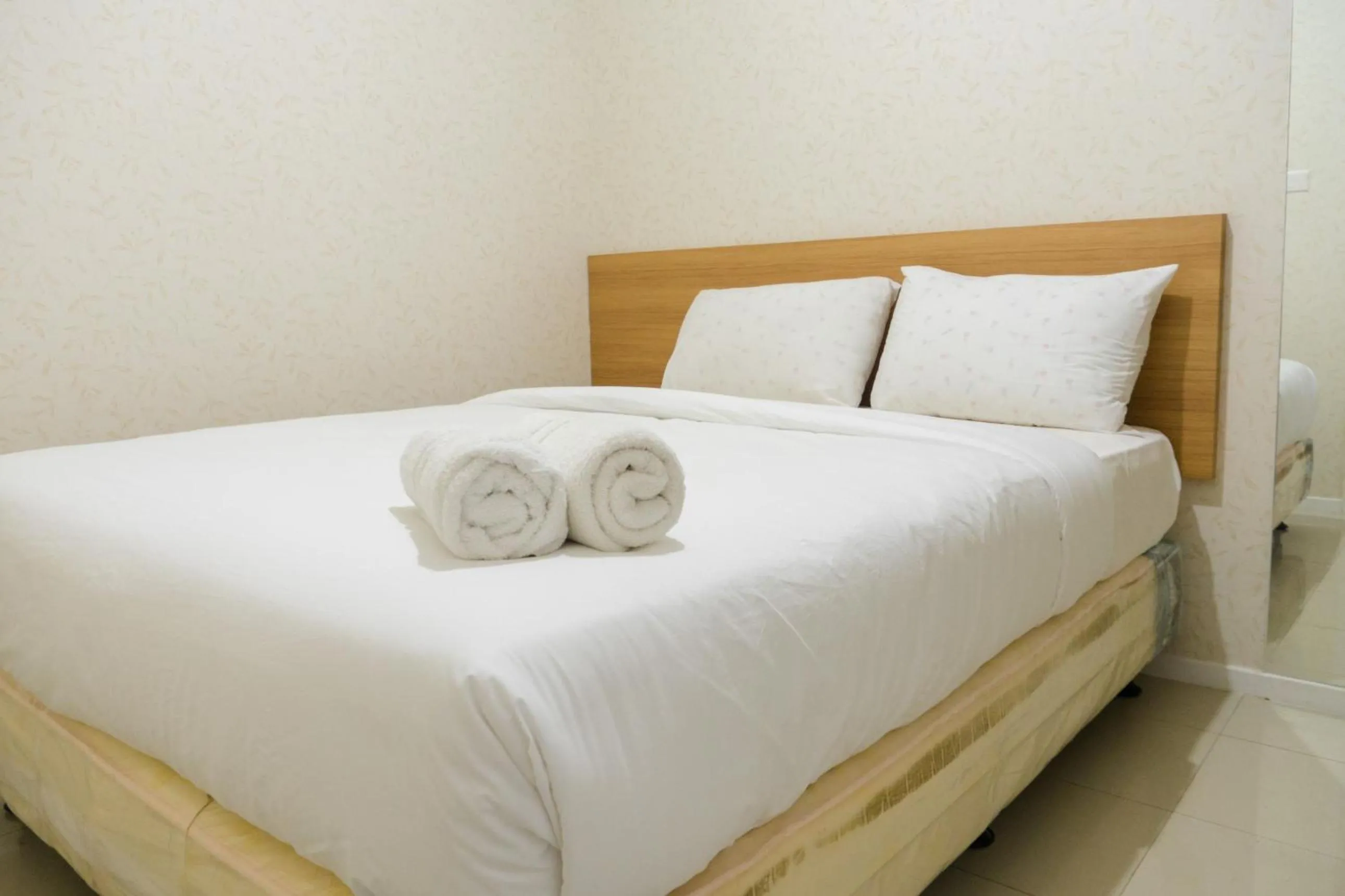 Bedroom, Bed in Minimalist 2BR Apartment at Parahyangan Residence By Travelio