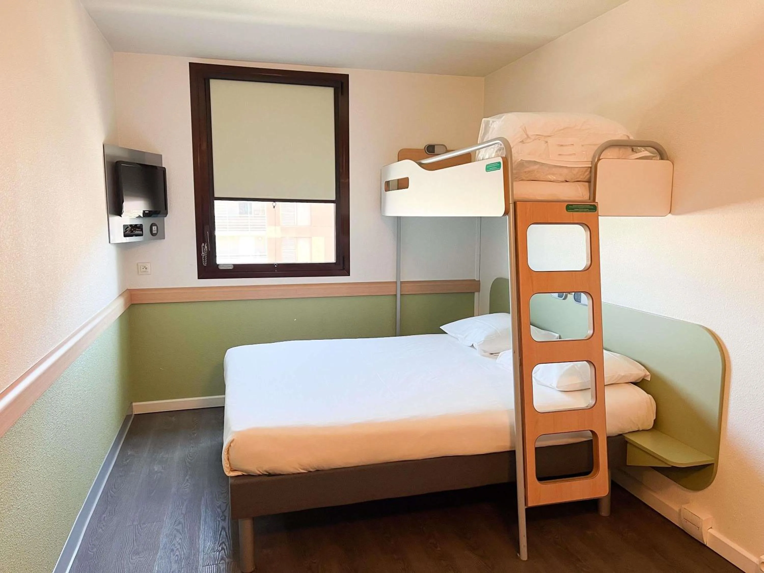 Bedroom, Bed in ibis budget Nimes Centre Gare