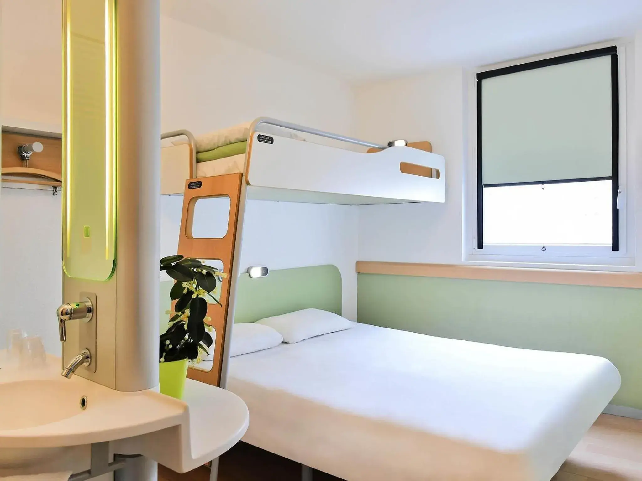Bedroom, Bed in ibis budget Nimes Centre Gare Bedroom, Bed in ibis budget Nimes Centre Gare