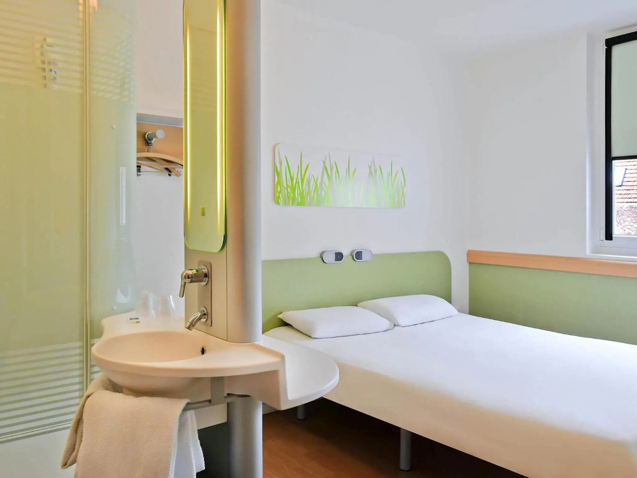 Bedroom, Bed in ibis budget Nimes Centre Gare