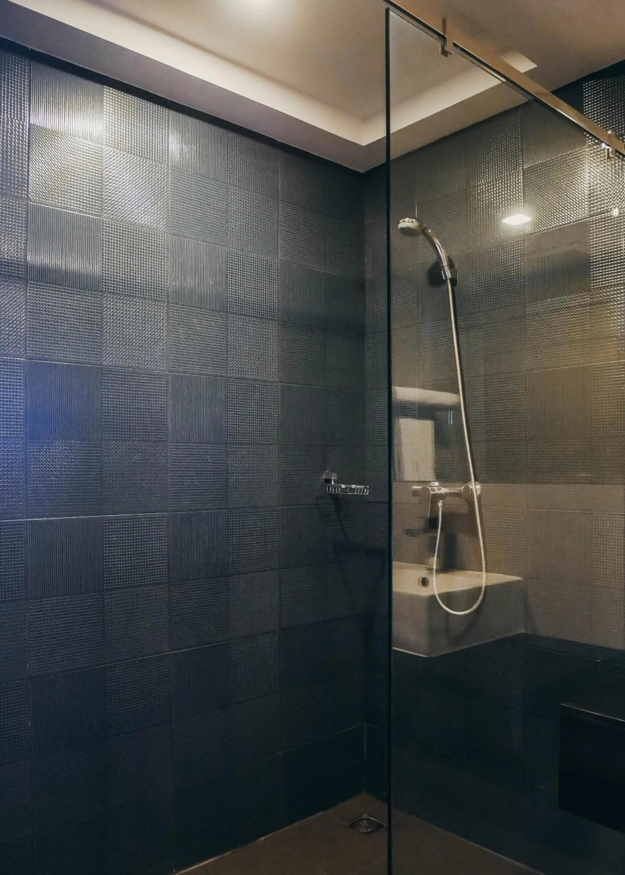 Shower in De Prime Rangnam Hotel