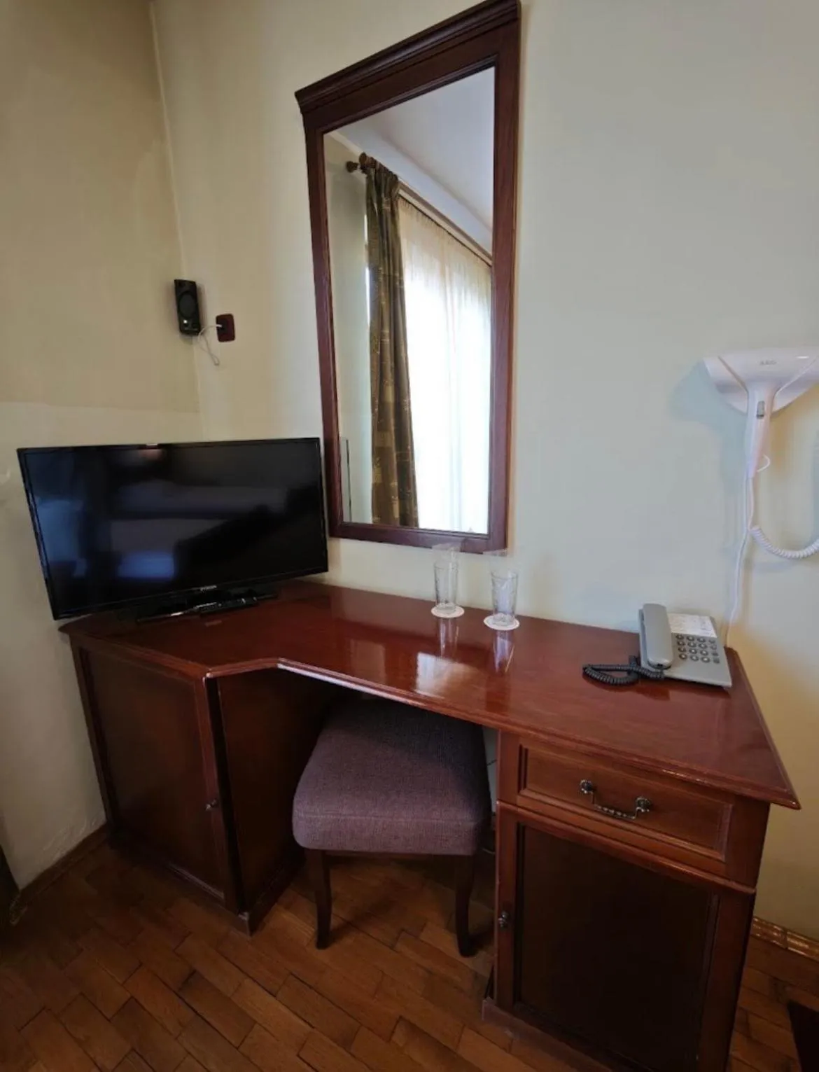 Communal lounge/ TV room in Meridian Hotel Bolyarski