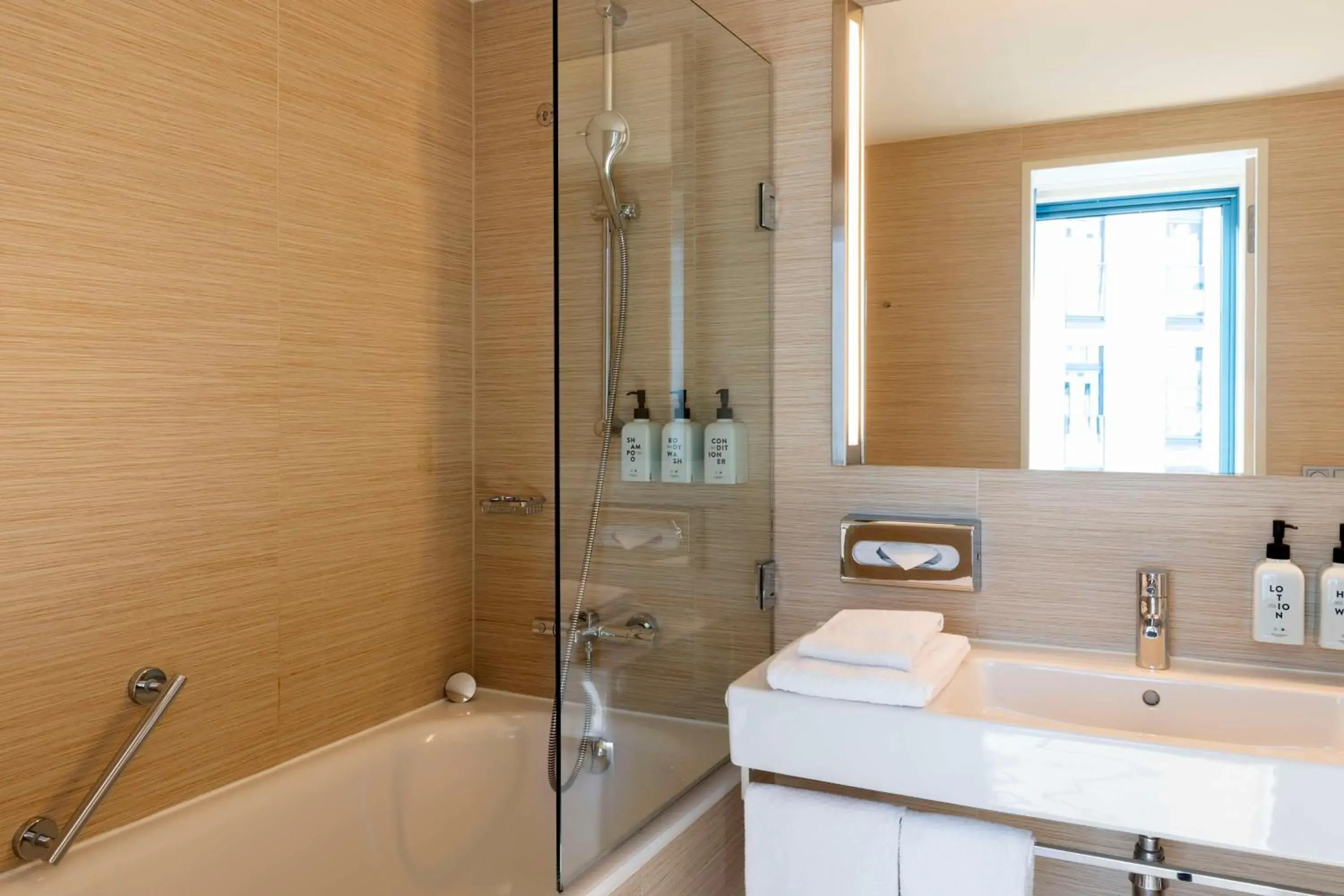 Bathroom in Scandic Hamburg Emporio Bathroom in Scandic Hamburg Emporio