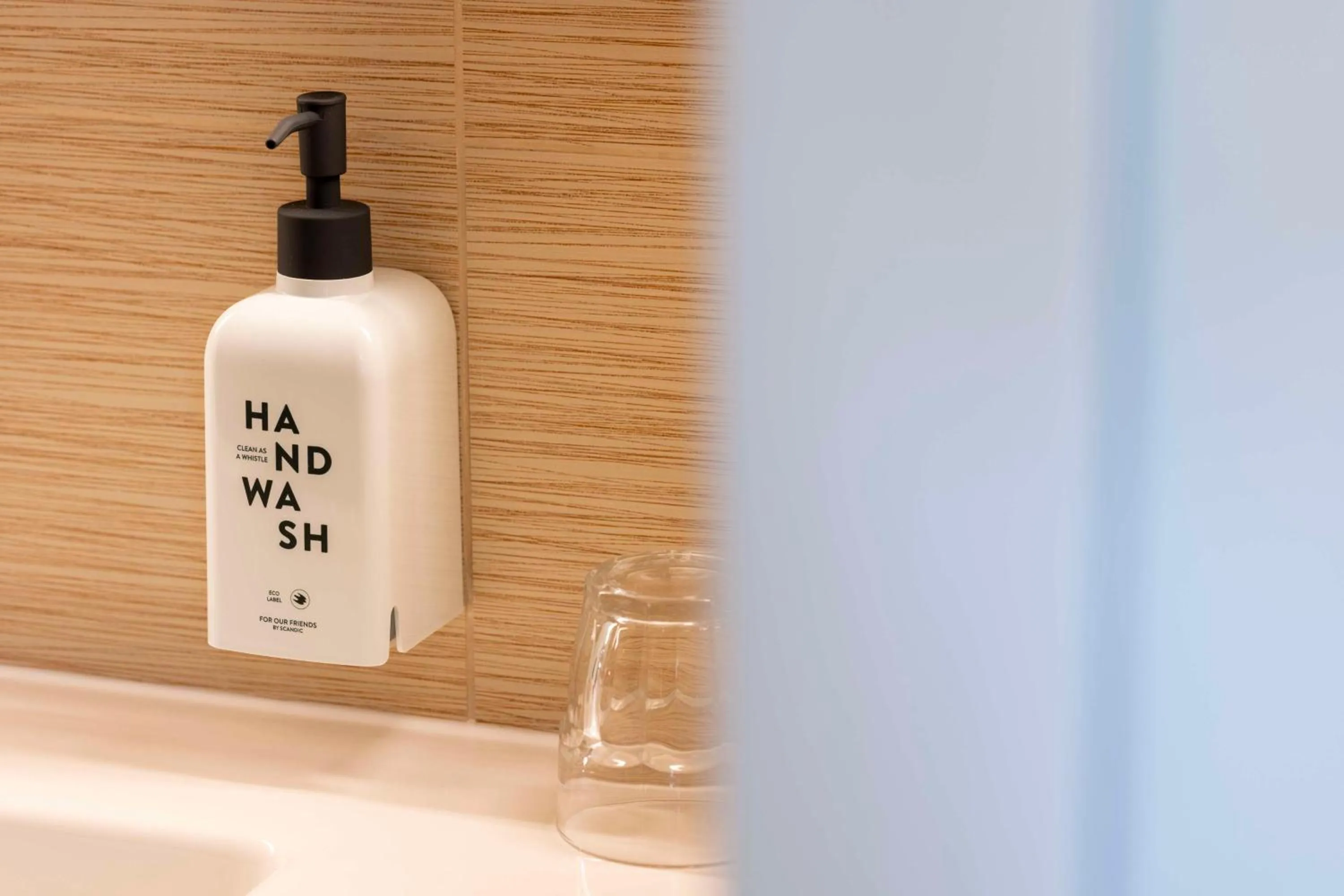 Bathroom in Scandic Hamburg Emporio