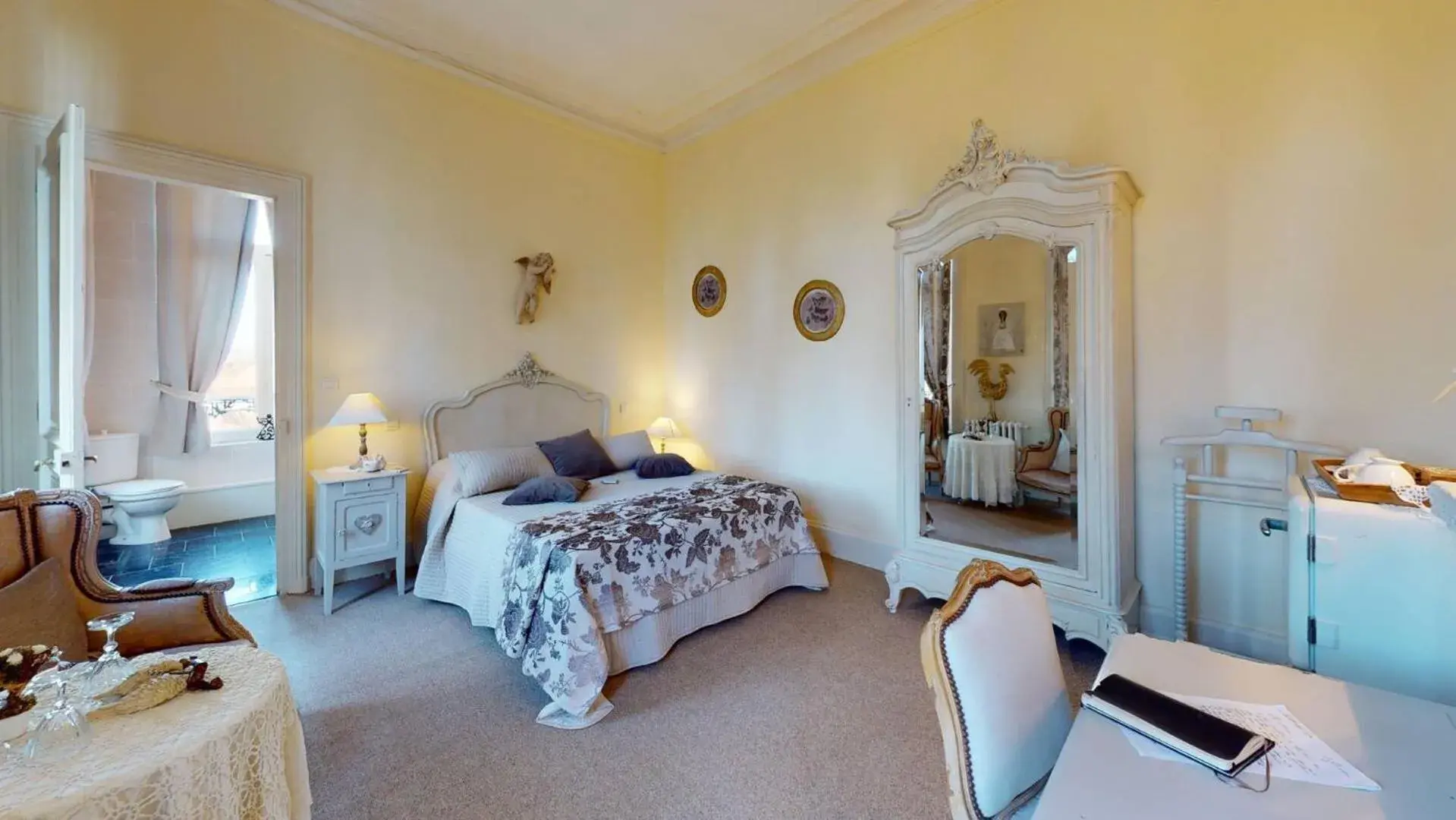 Superior Double Room in Château "Le Castel des Anges" Superior Double Room in Château "Le Castel des Anges"