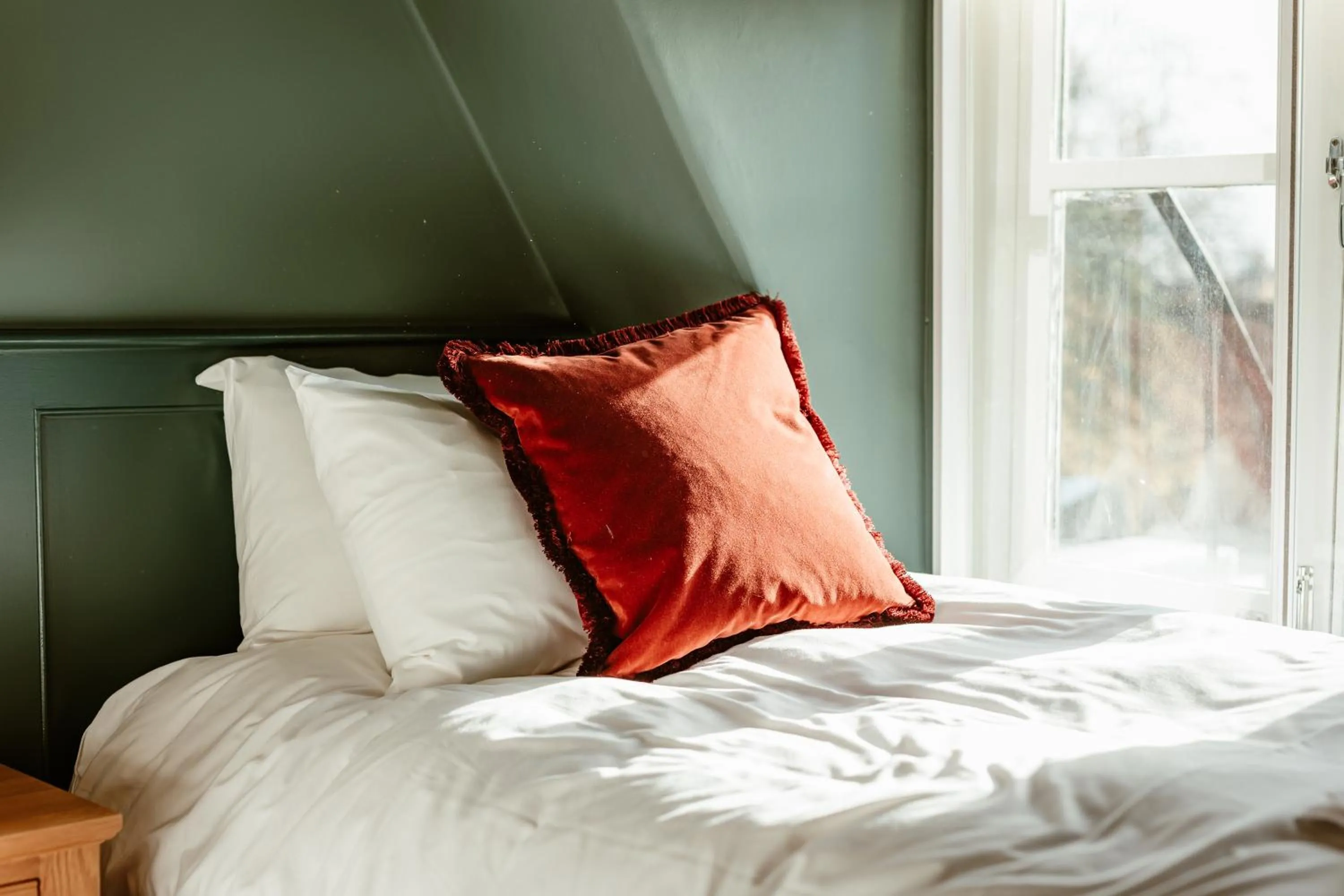 Bed in Hand & Flower