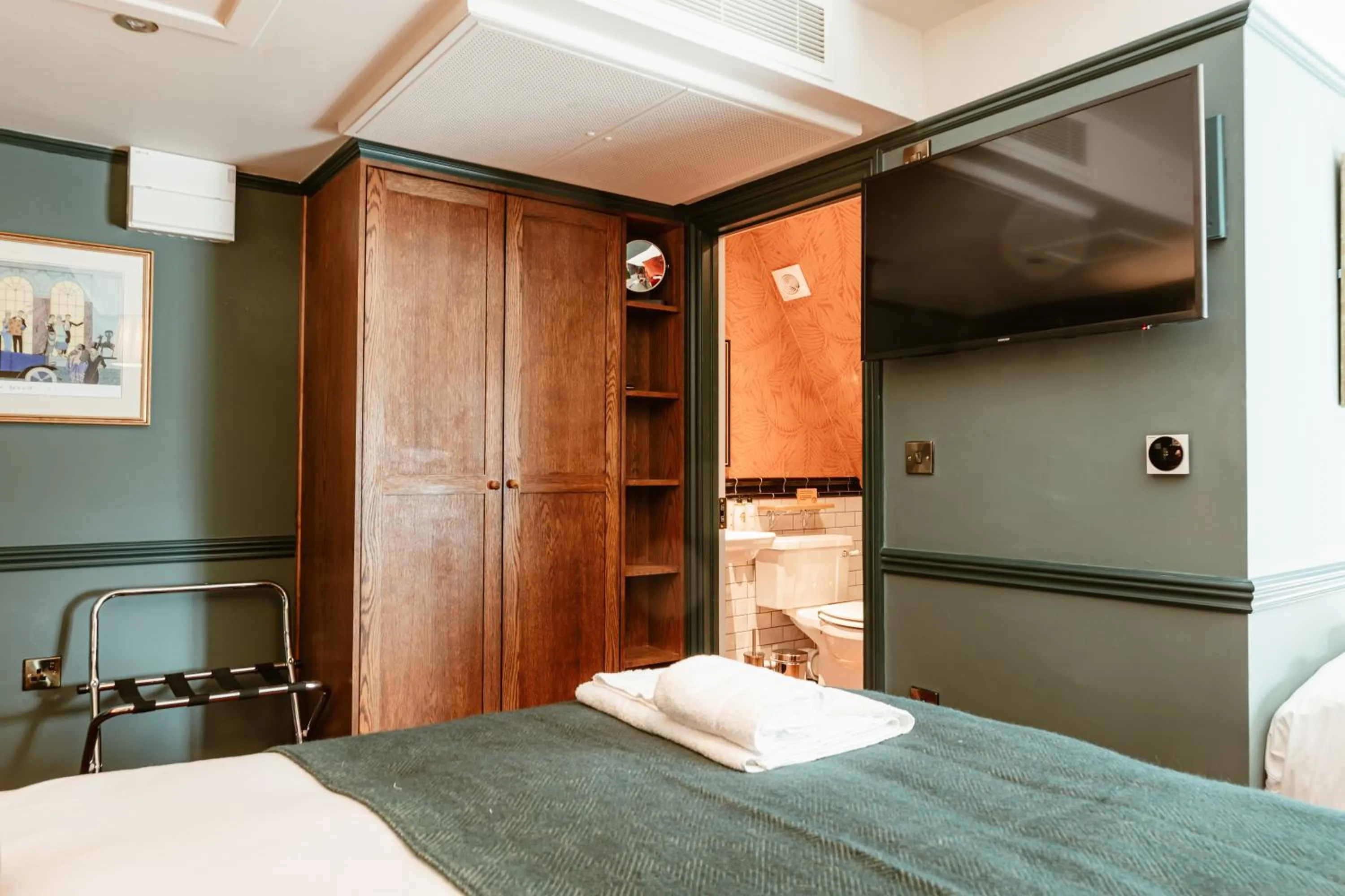 Bed in Hand & Flower