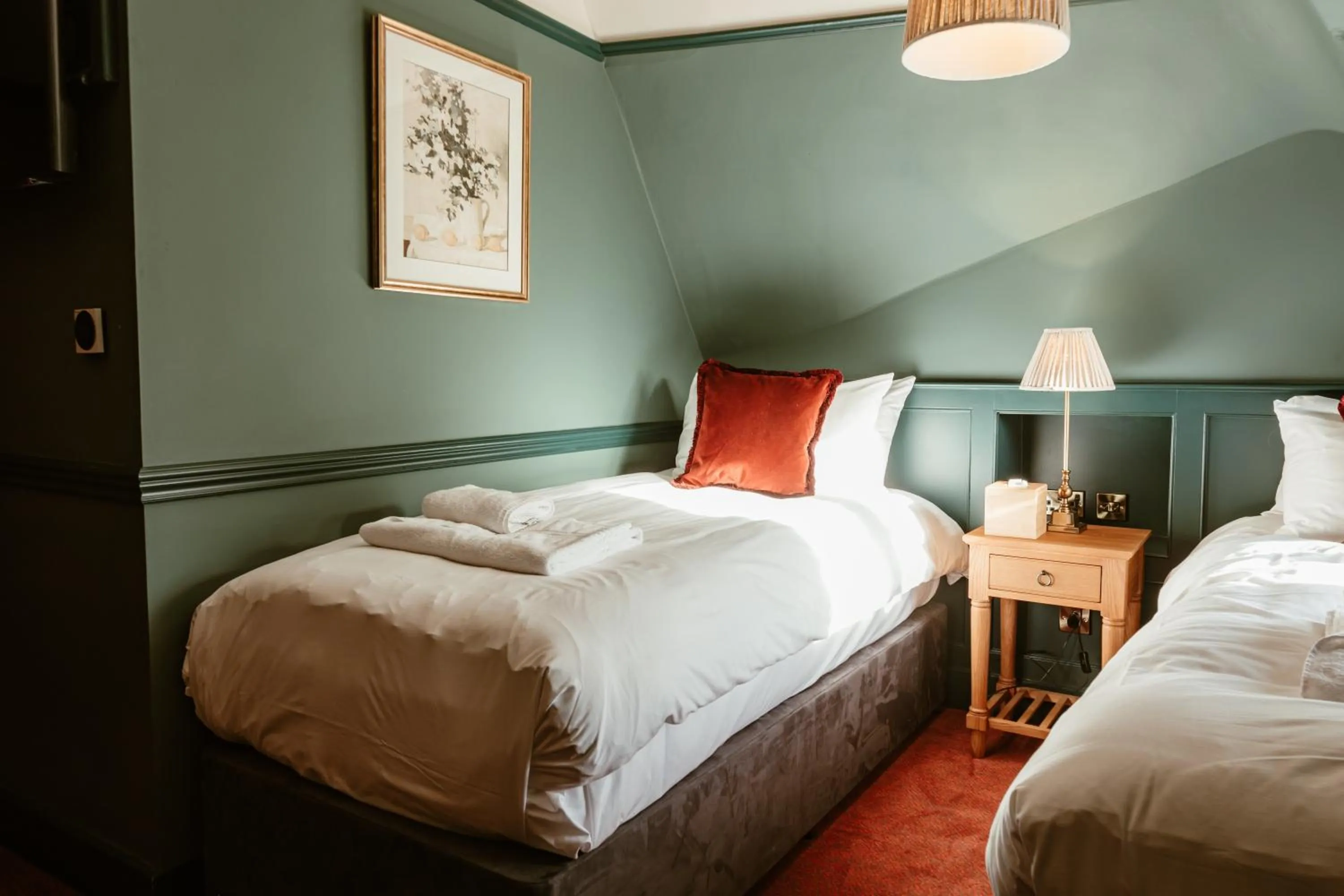 Bed in Hand & Flower