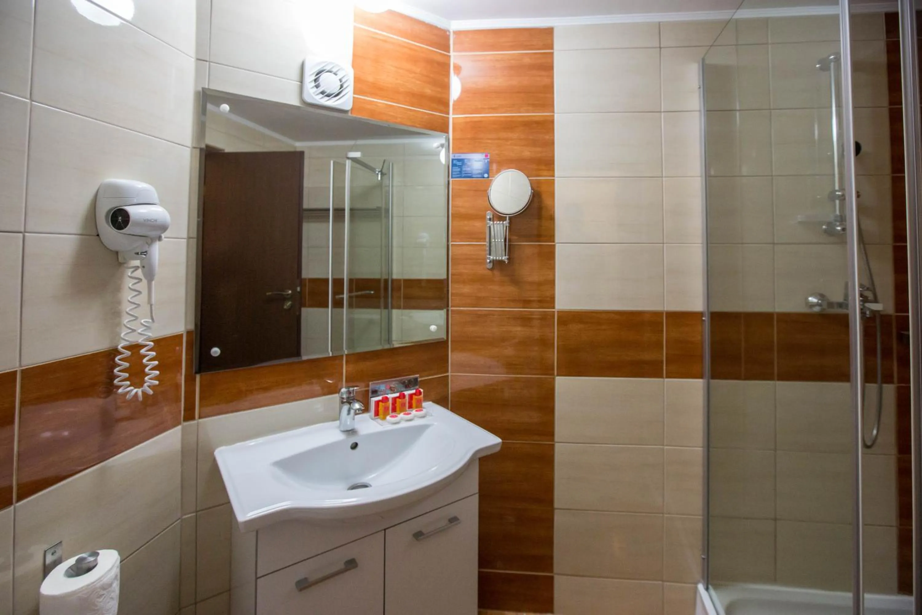 Shower in Bacolux Afrodita, Herculane