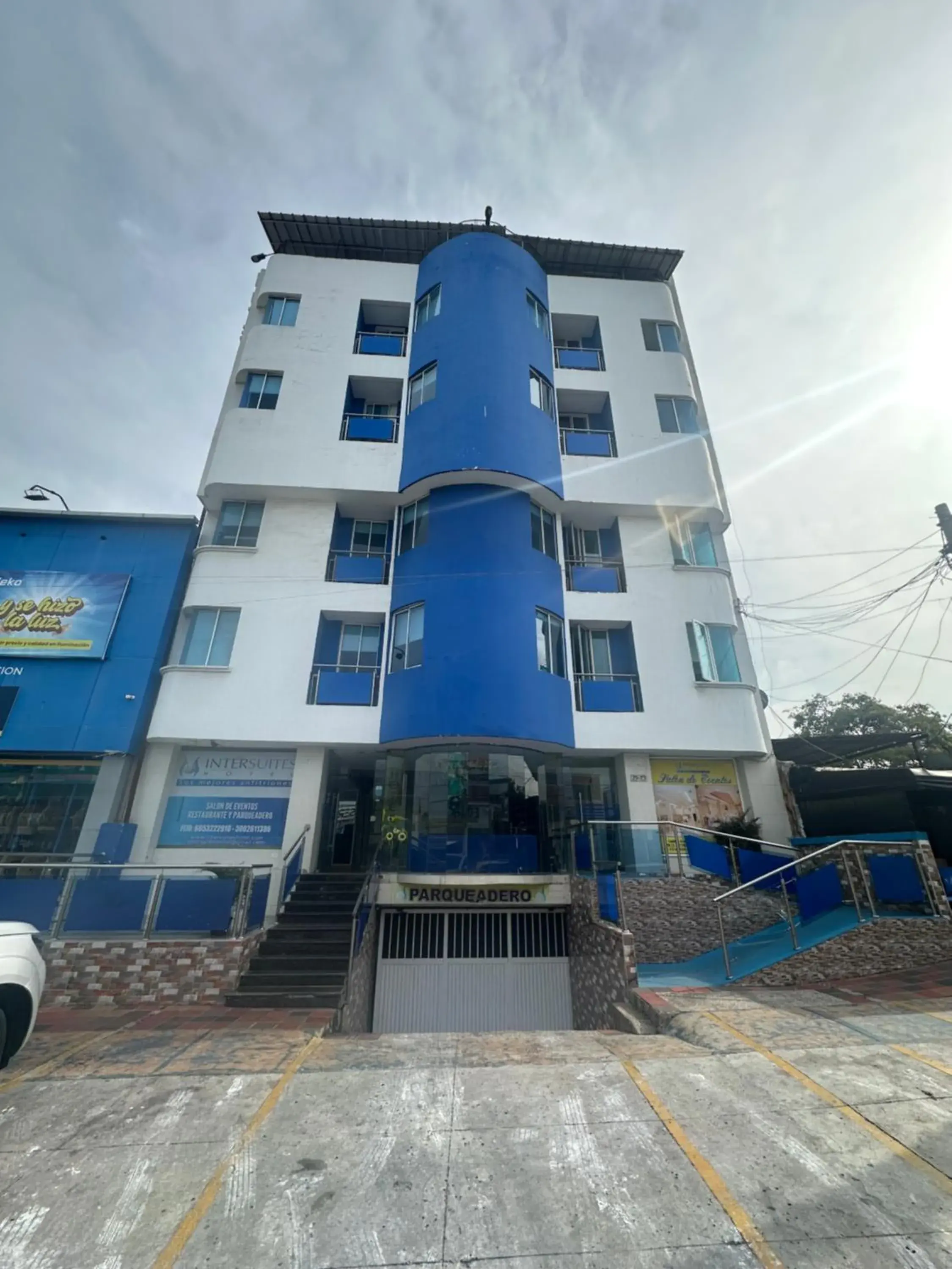 Property building in Hotel Intersuites Property building in Hotel Intersuites