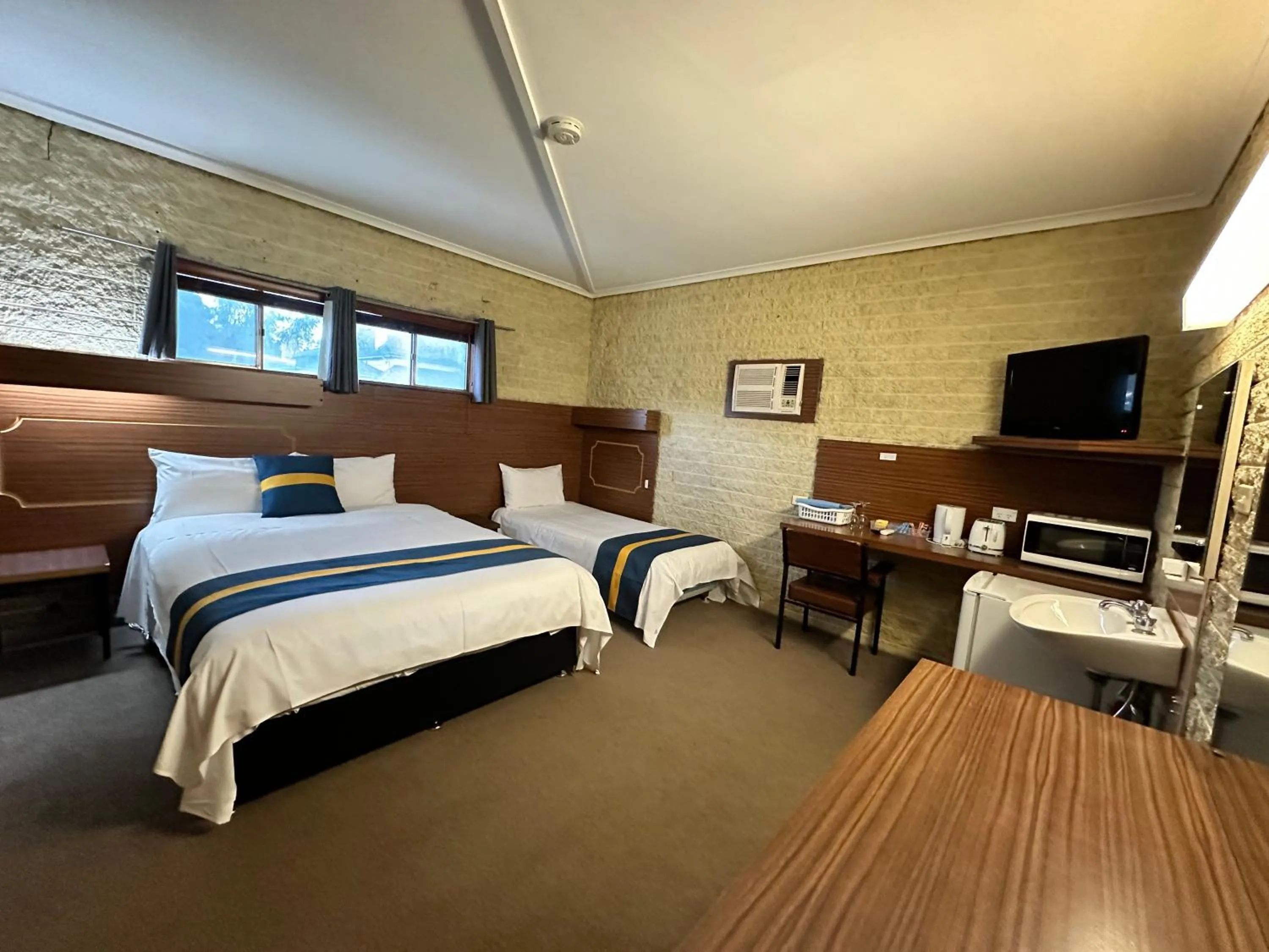 Photo of the whole room, Bed in The Shamrock Hotel Balranald