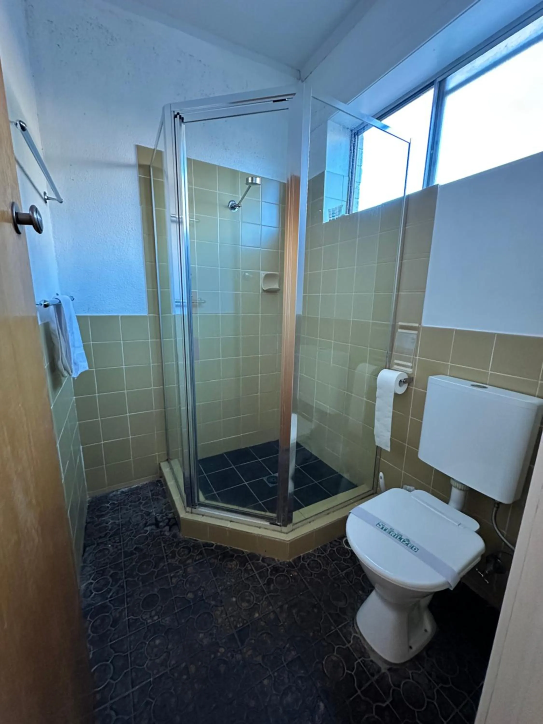 Bathroom in The Shamrock Hotel Balranald