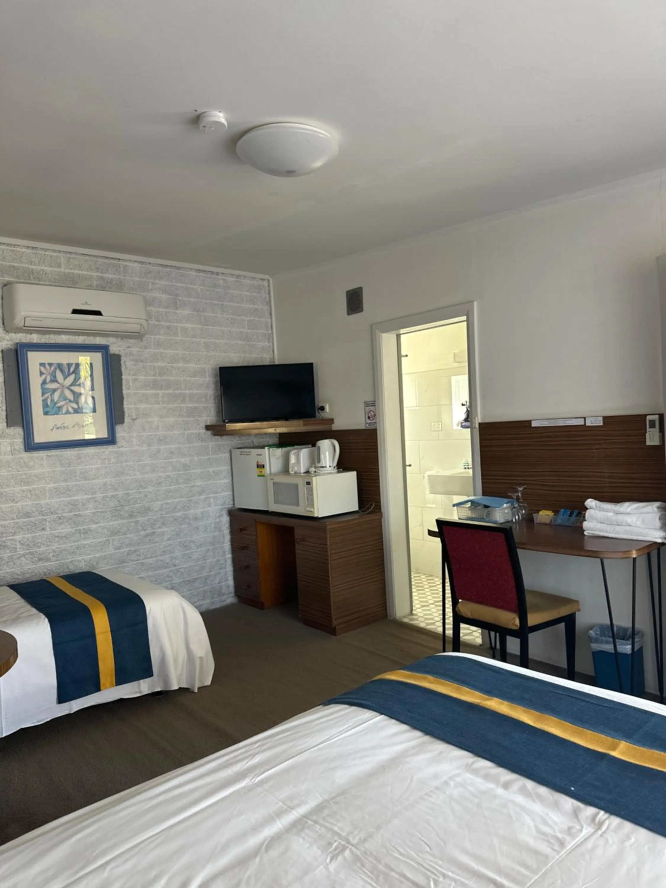 Property building, Bed in The Shamrock Hotel Balranald