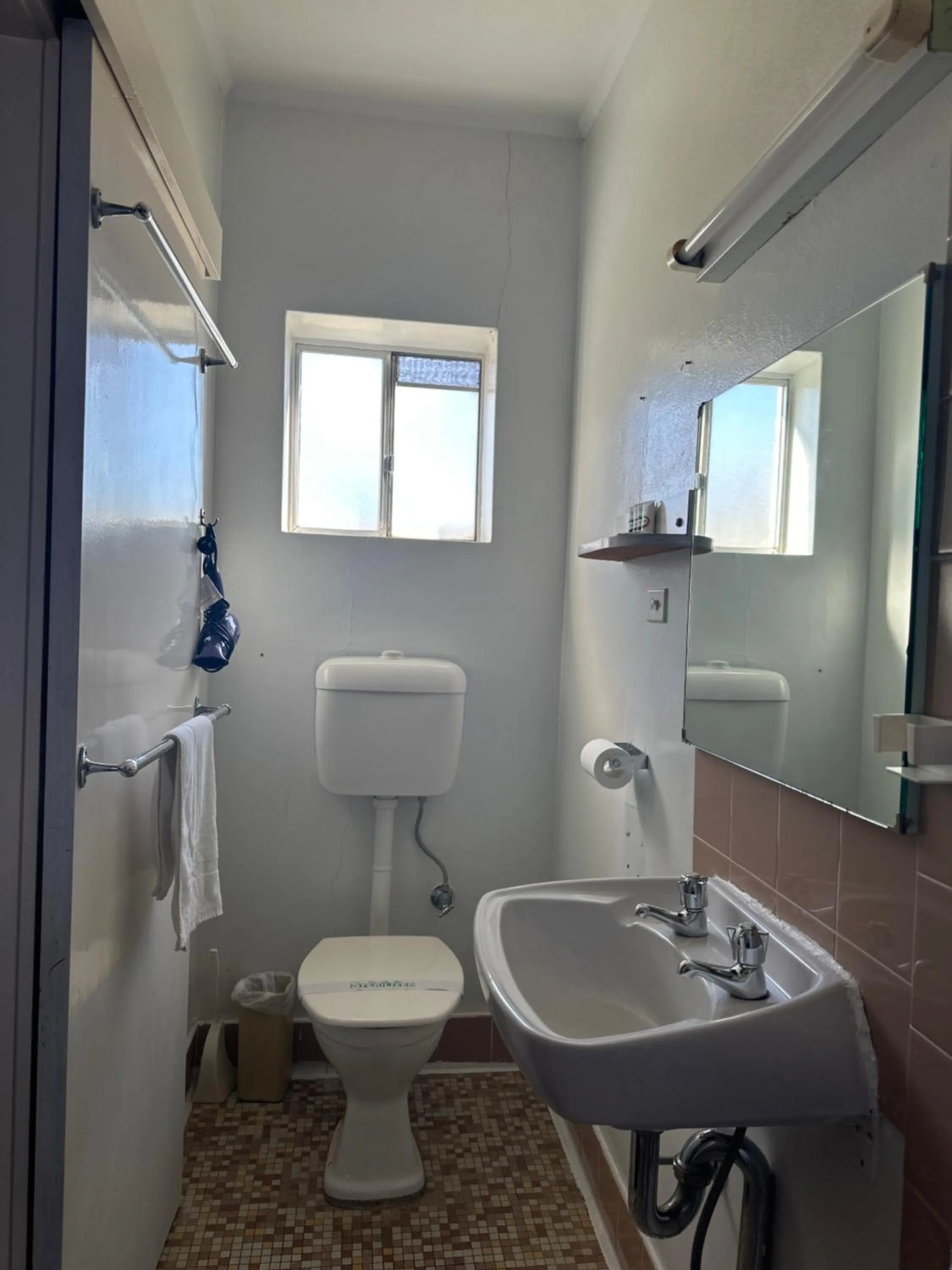 Bathroom in The Shamrock Hotel Balranald