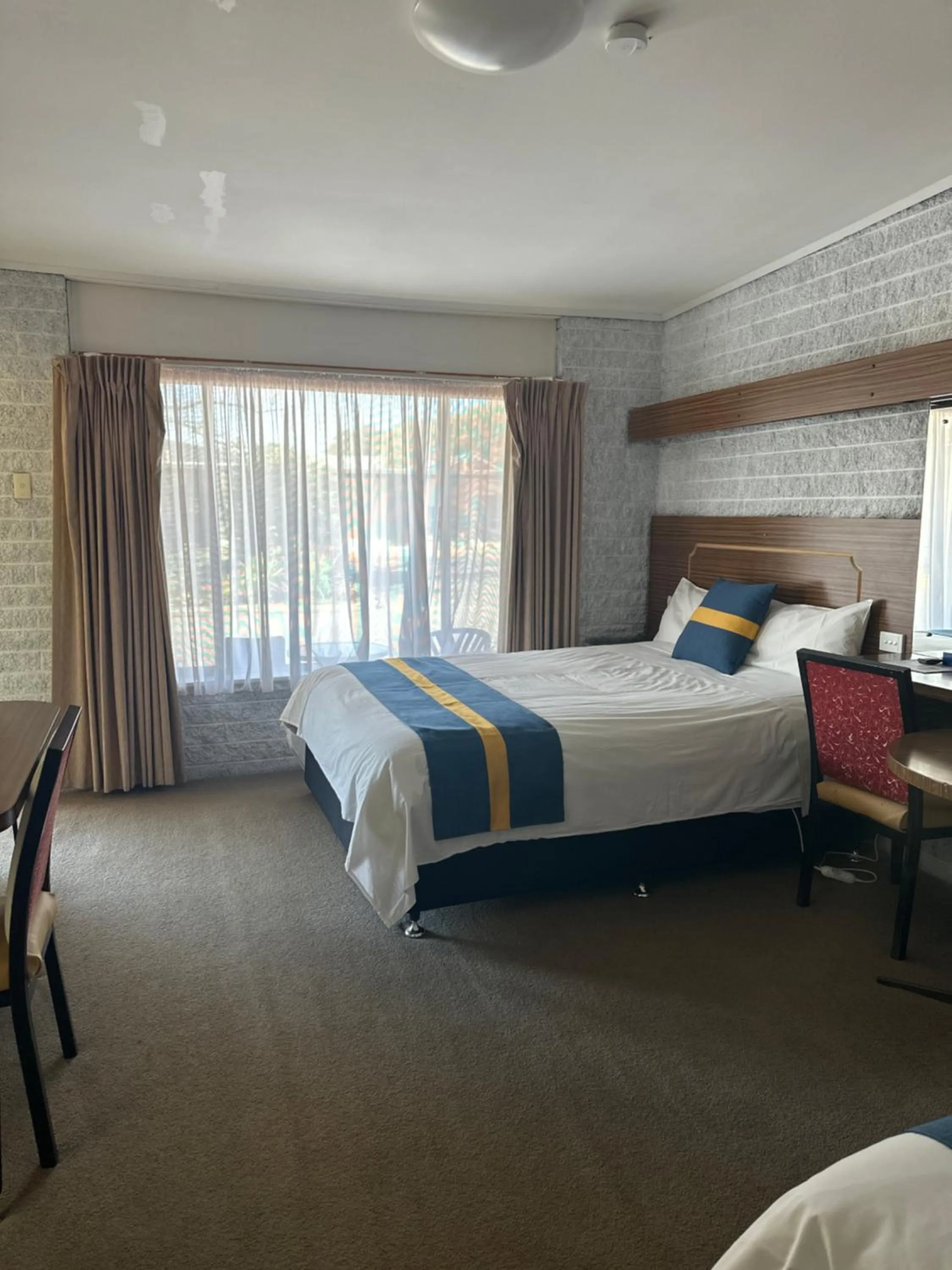 Bed in The Shamrock Hotel Balranald