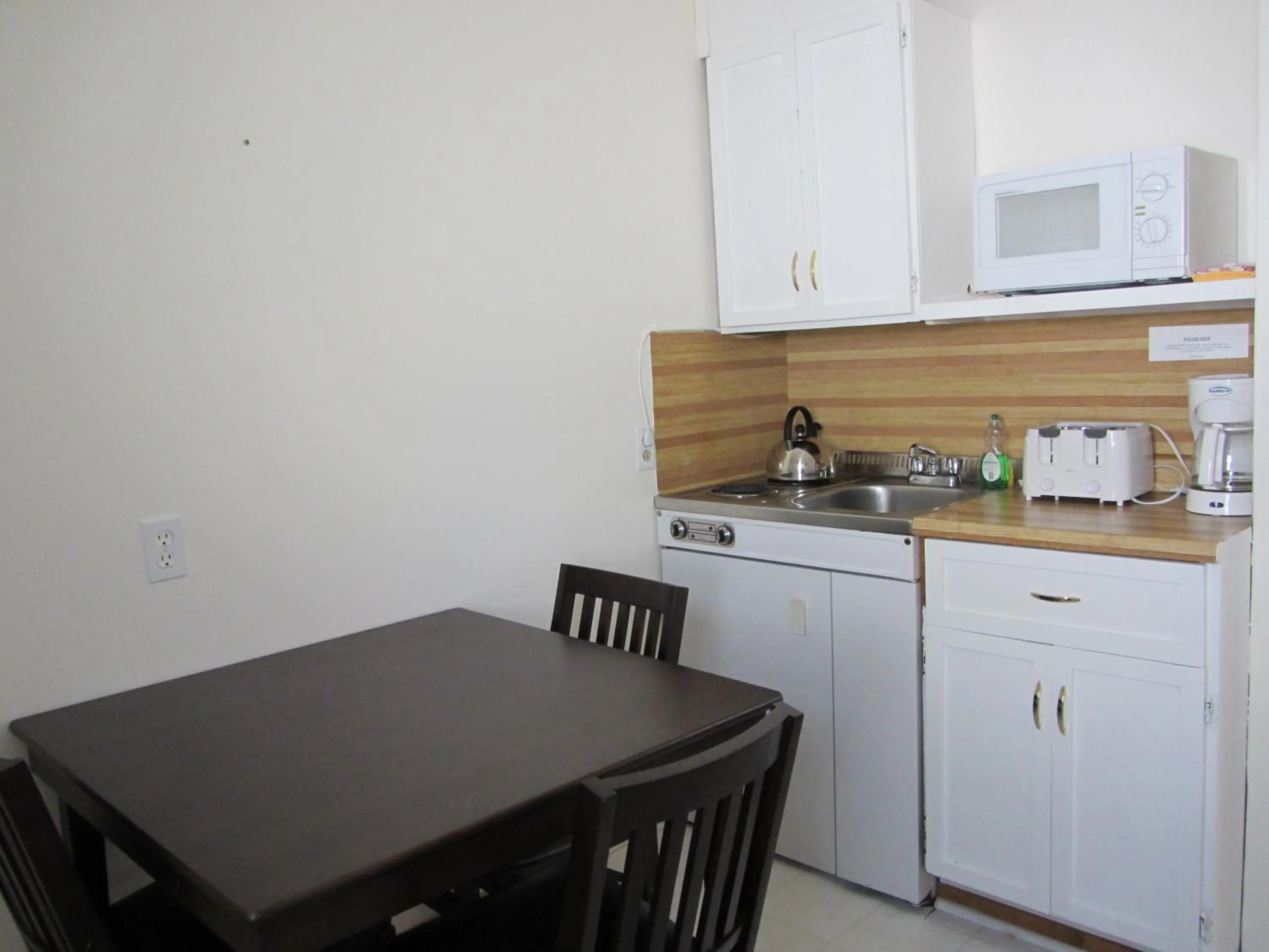 Dining area, Kitchen/Kitchenette in The Maplewood Motel