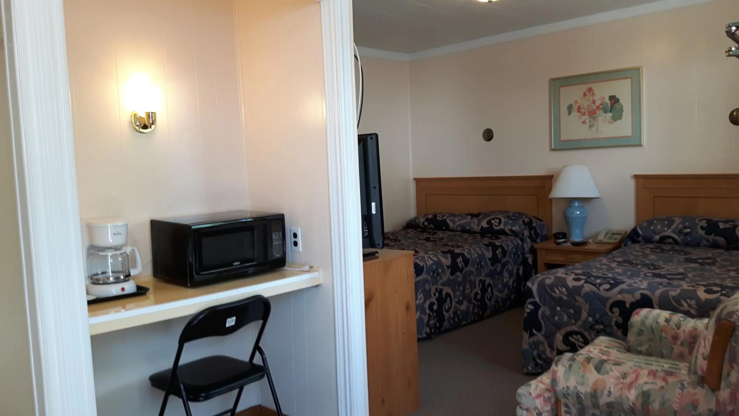 Living room in The Maplewood Motel