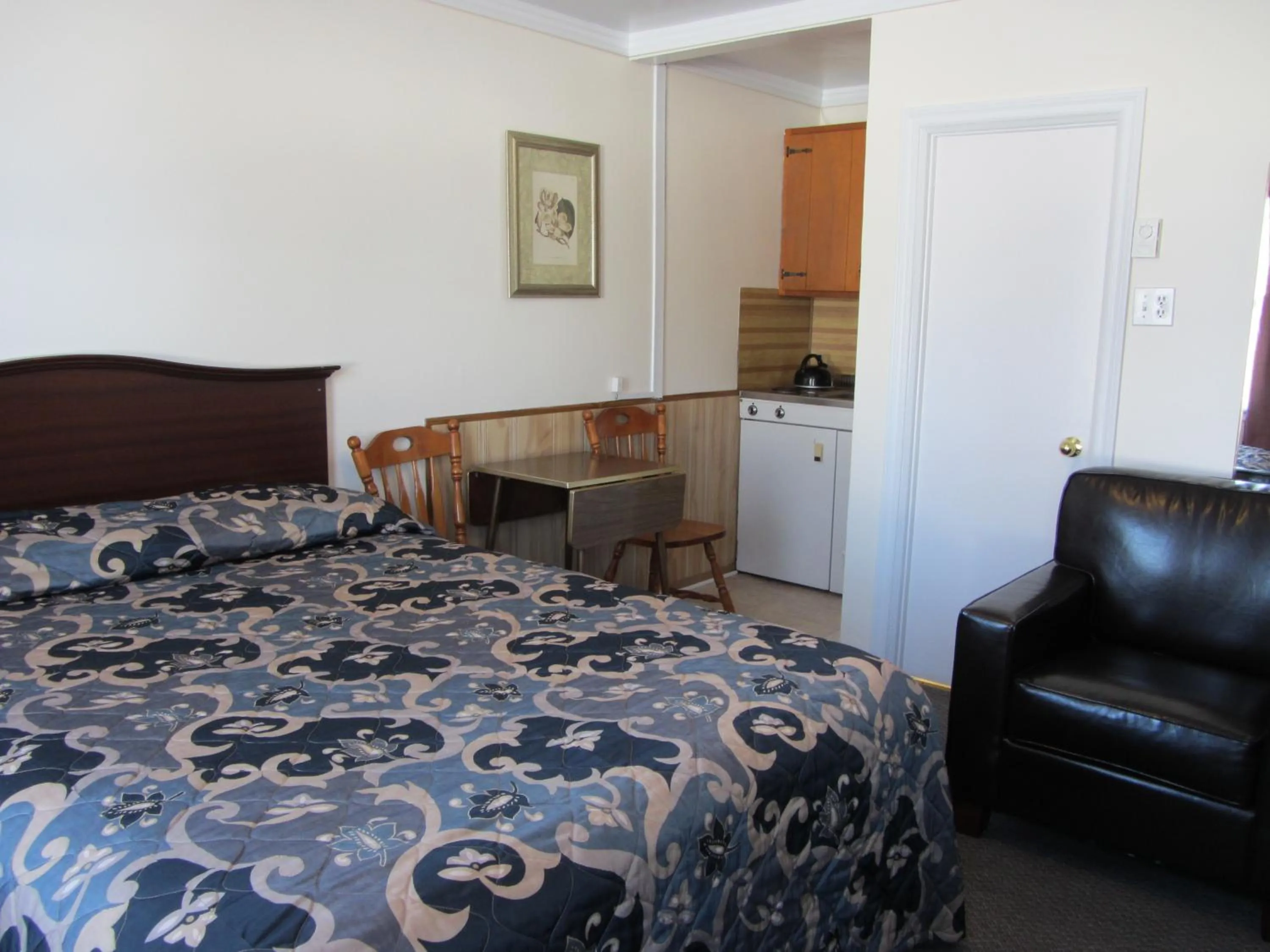 Photo of the whole room in The Maplewood Motel