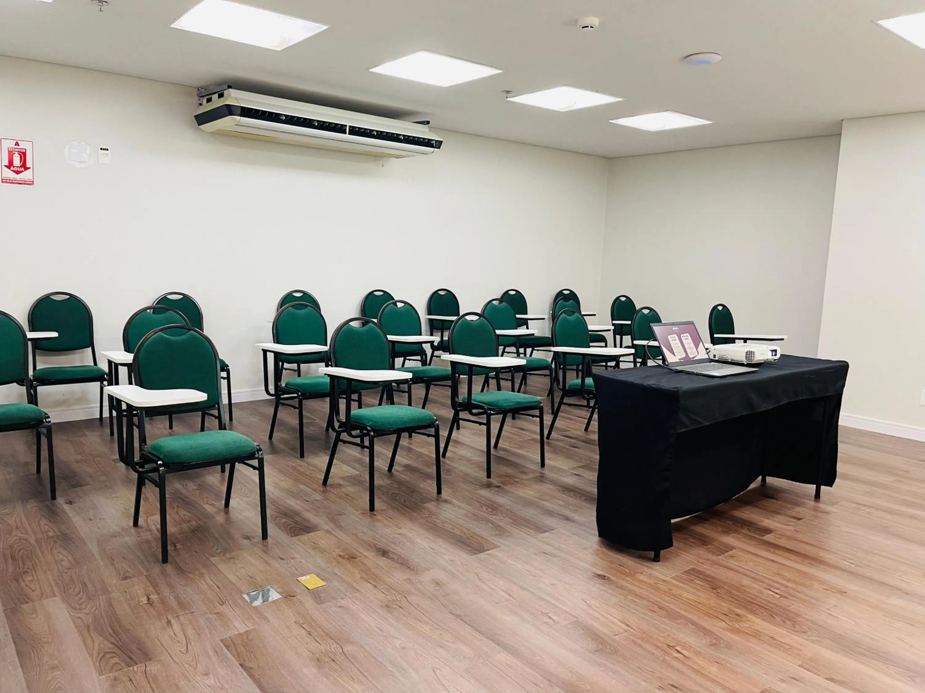 Meeting/conference room in Express Vieiralves