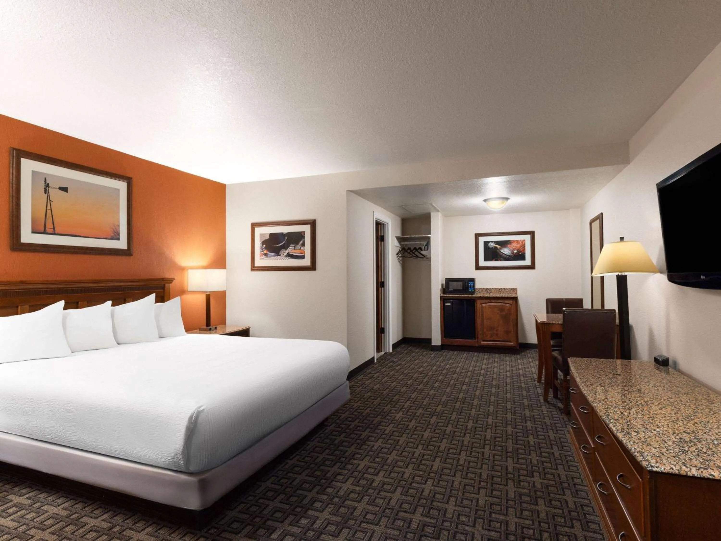 Photo of the whole room, Bed in Ramada by Wyndham Elko Hotel at Stockmen's Casino