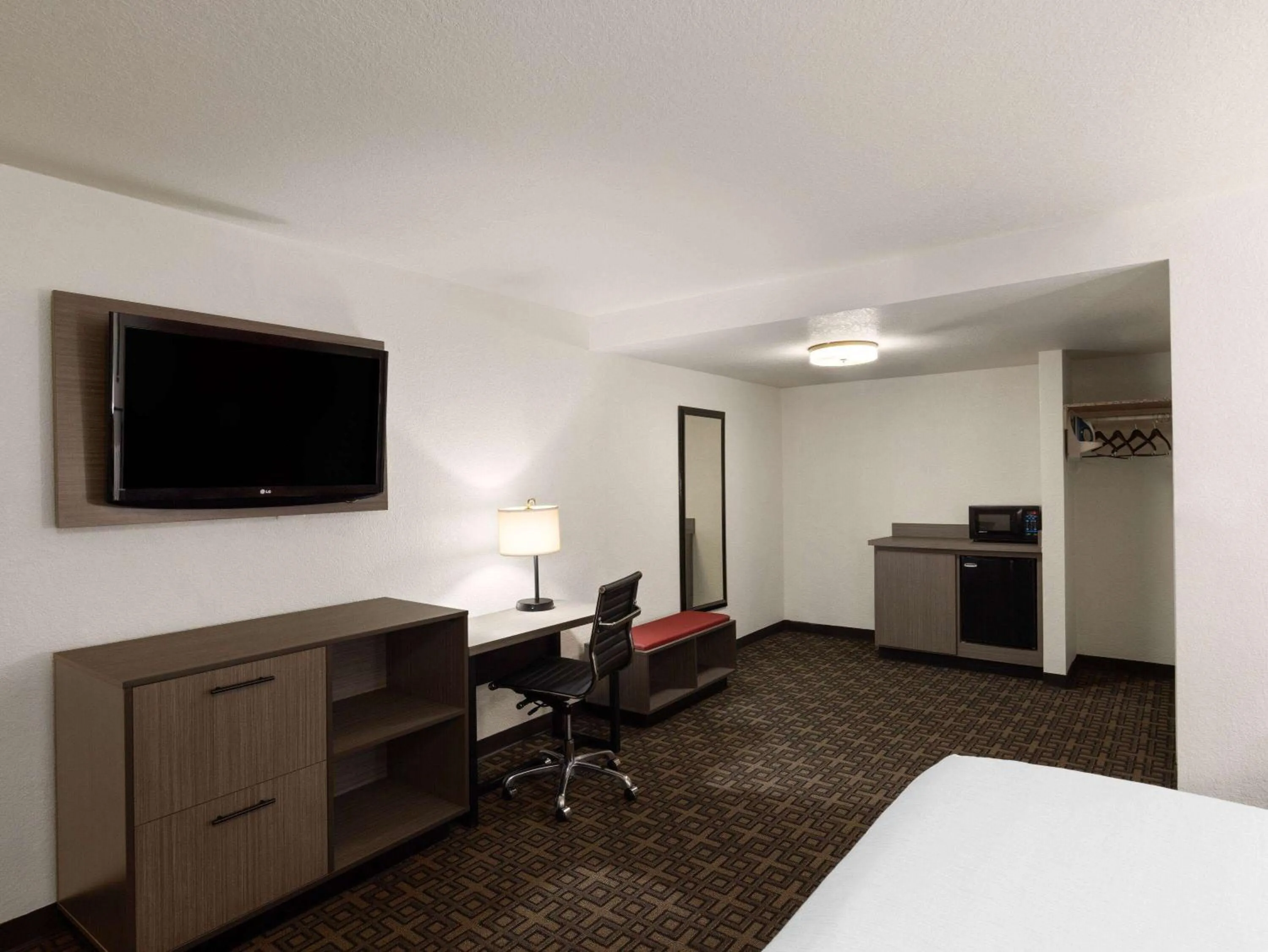 Photo of the whole room, Bed in Ramada by Wyndham Elko Hotel at Stockmen's Casino