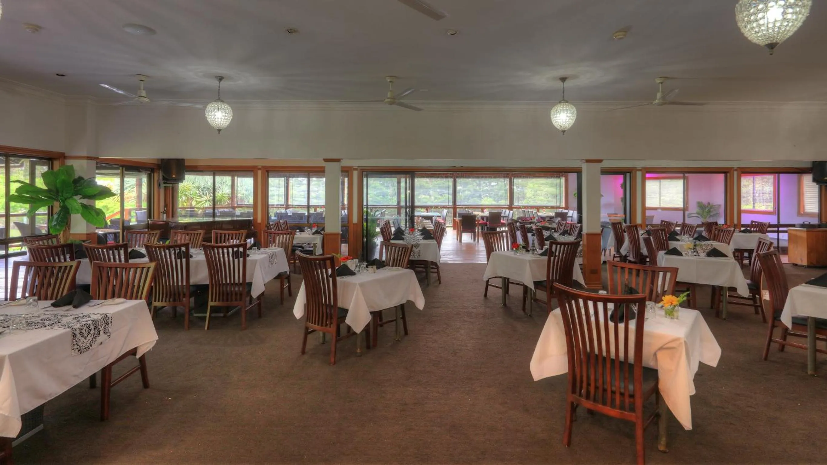 Restaurant/places to eat in Paradise Hotel & Resort