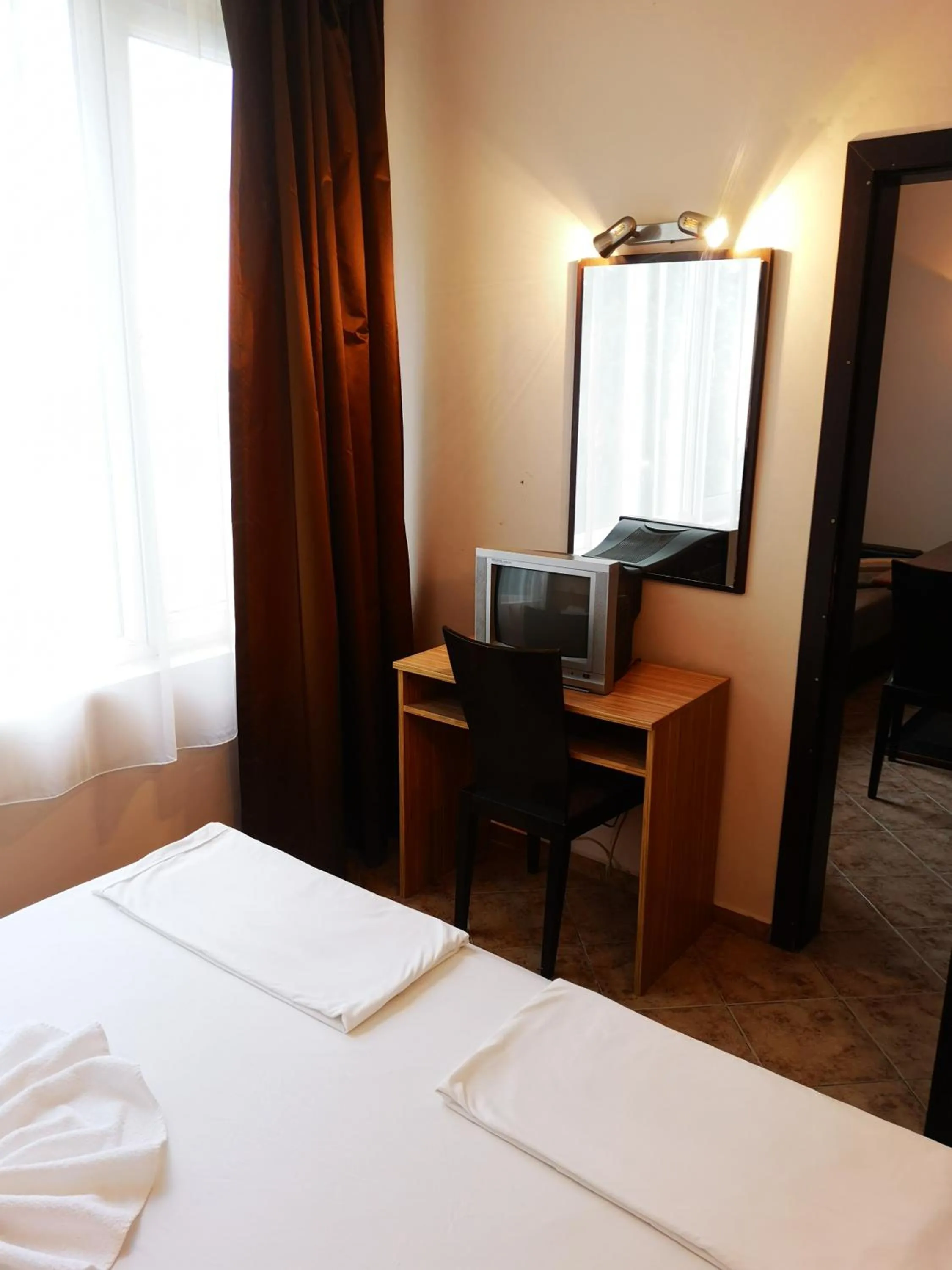 Bedroom, Bed in Hotel Varly Bryag