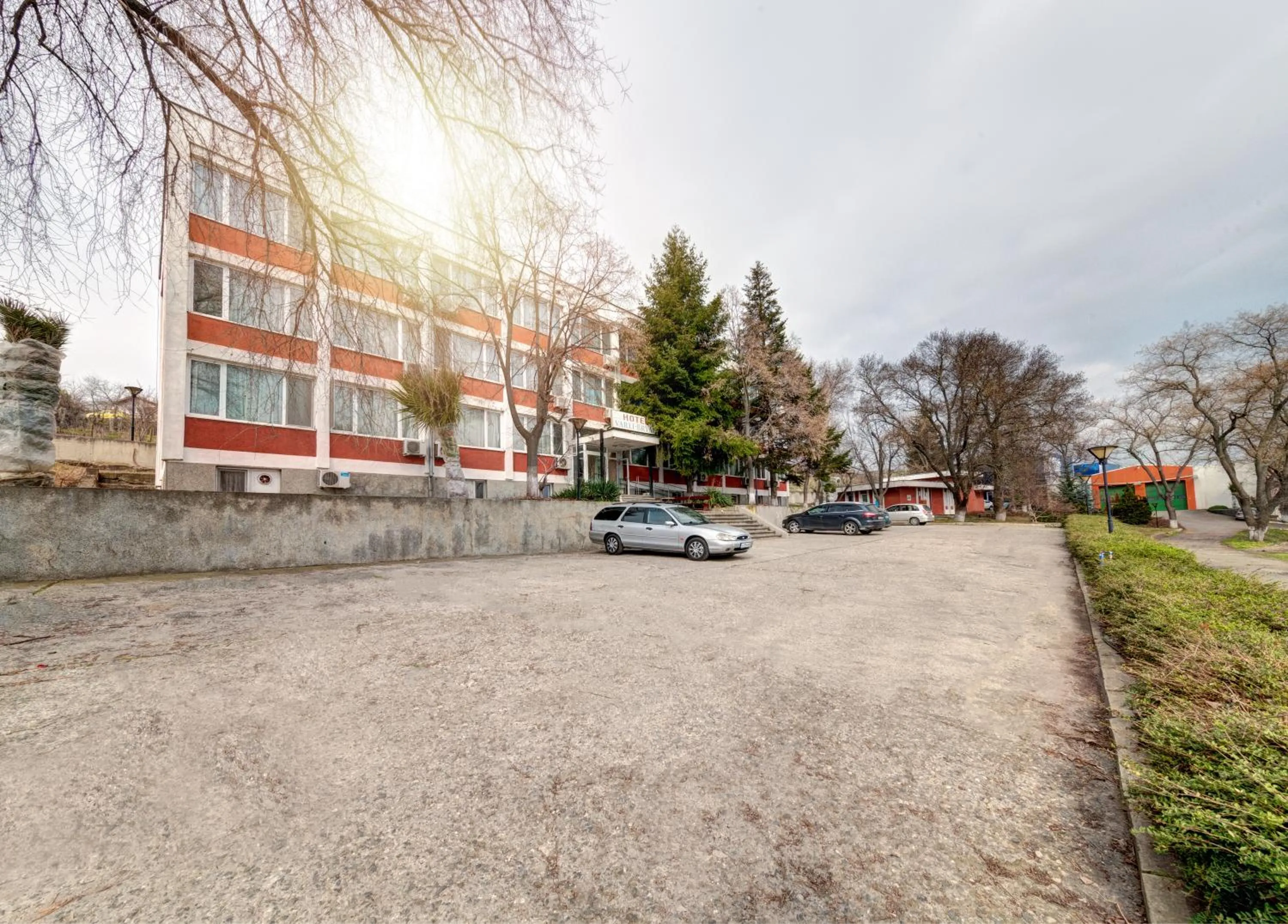 Property building in Hotel Varly Bryag