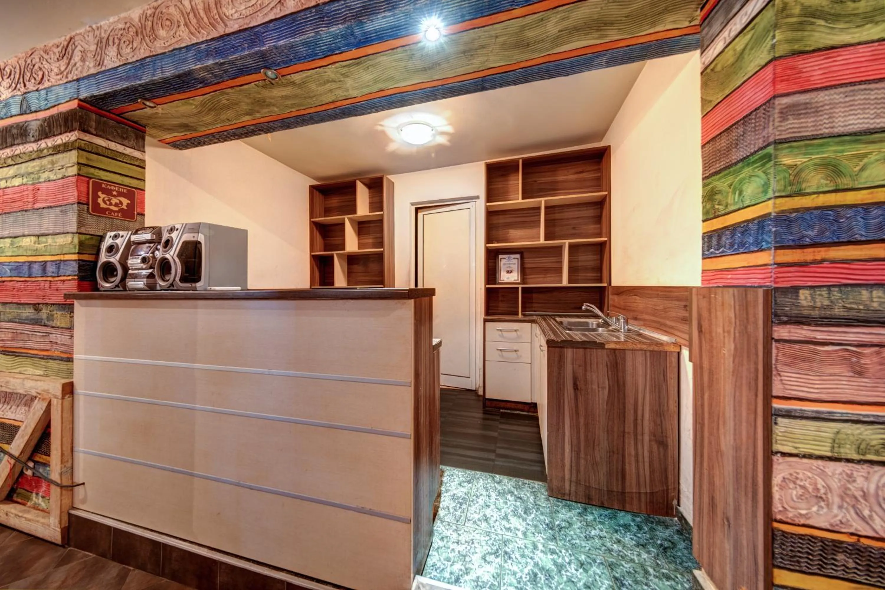 Restaurant/places to eat in Hotel Varly Bryag