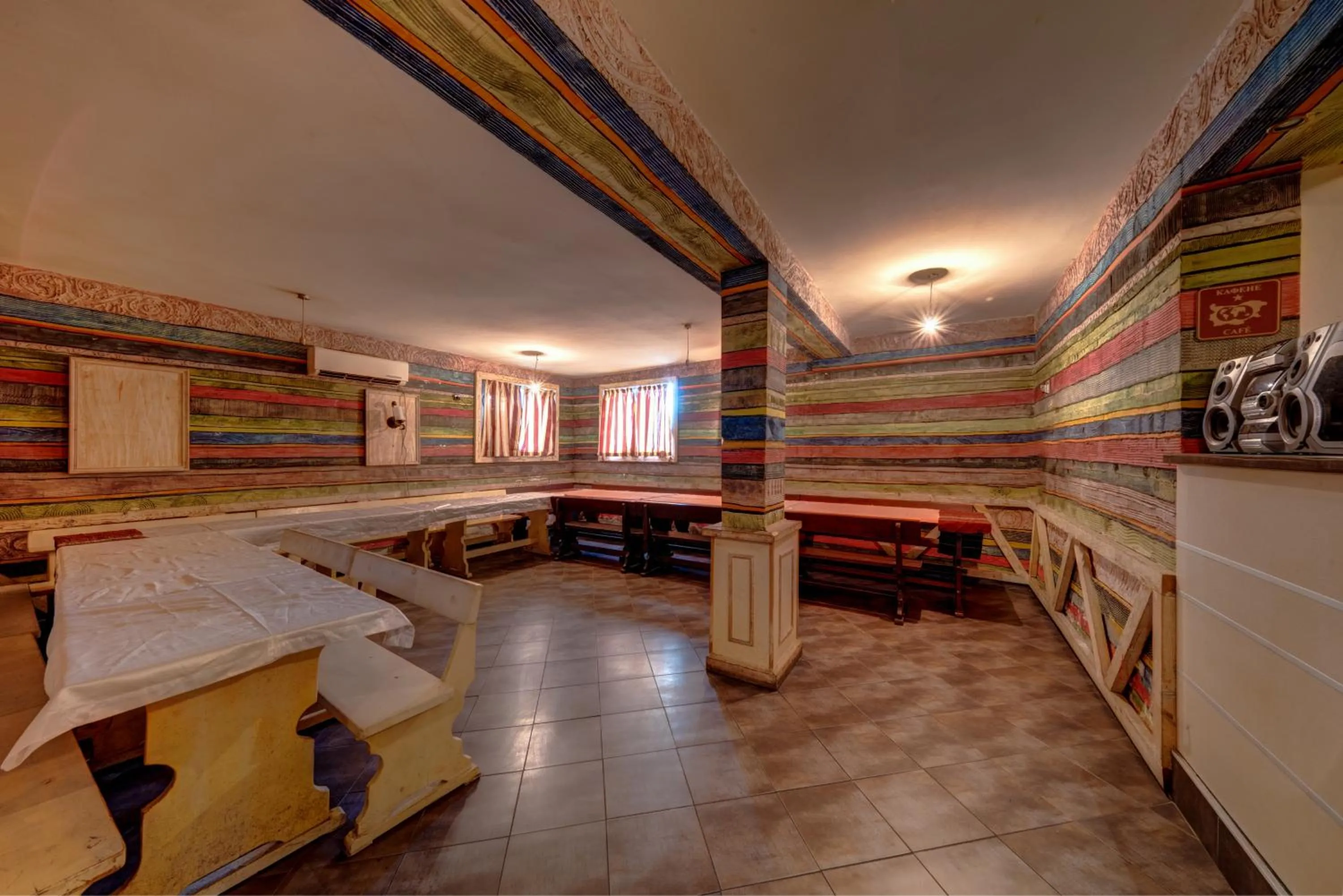 Restaurant/places to eat in Hotel Varly Bryag