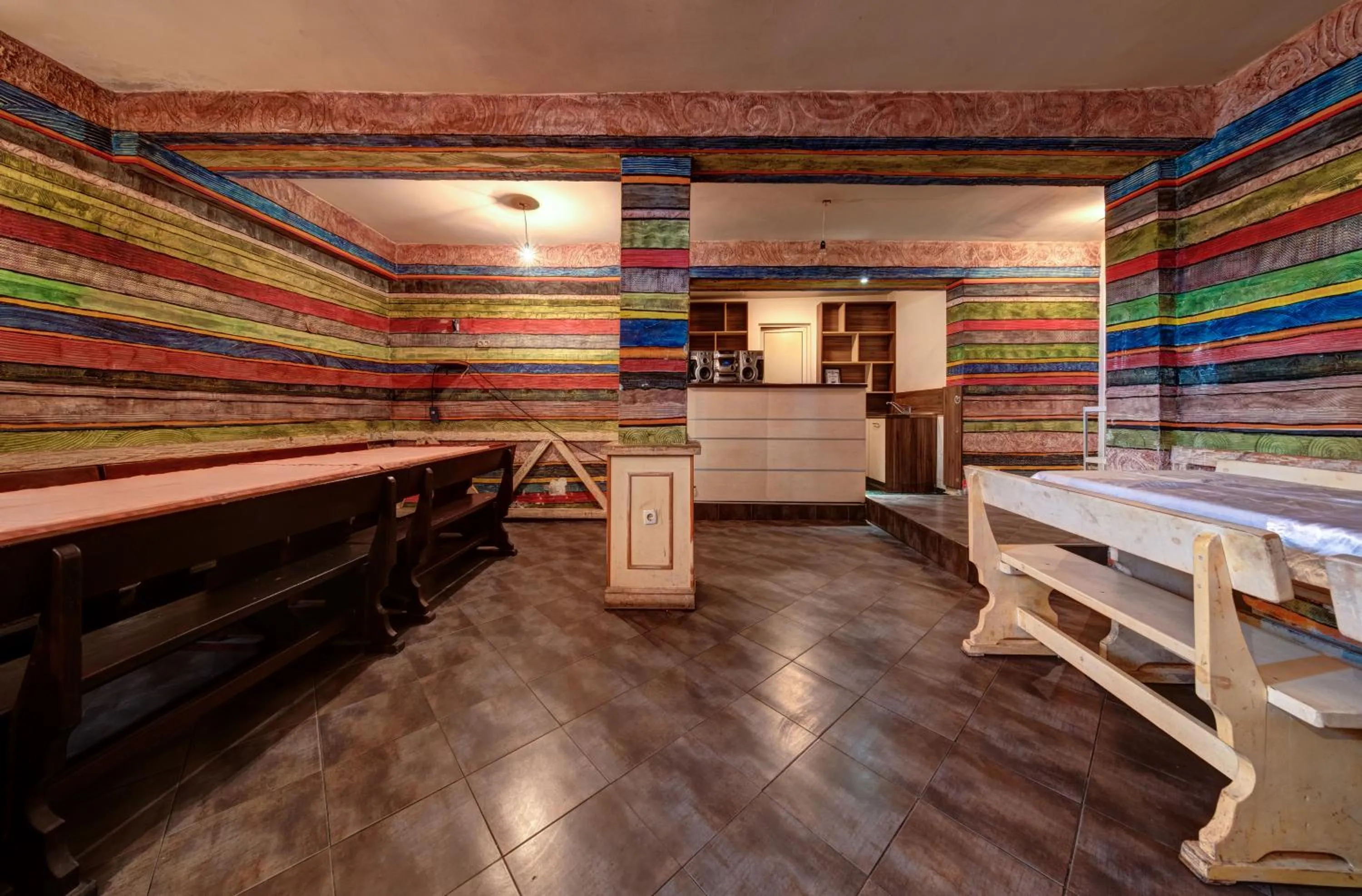 Restaurant/places to eat in Hotel Varly Bryag