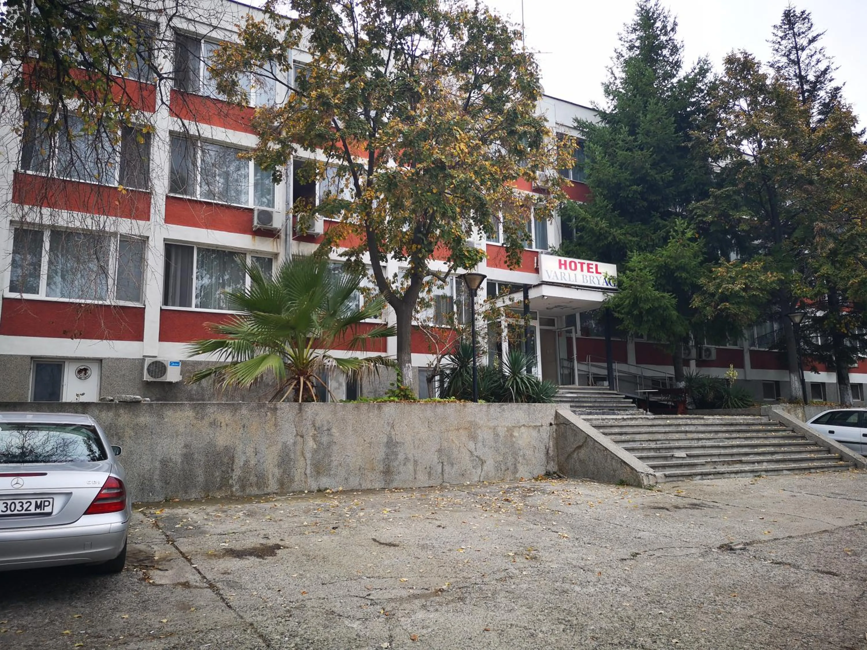 Facade/entrance in Hotel Varly Bryag
