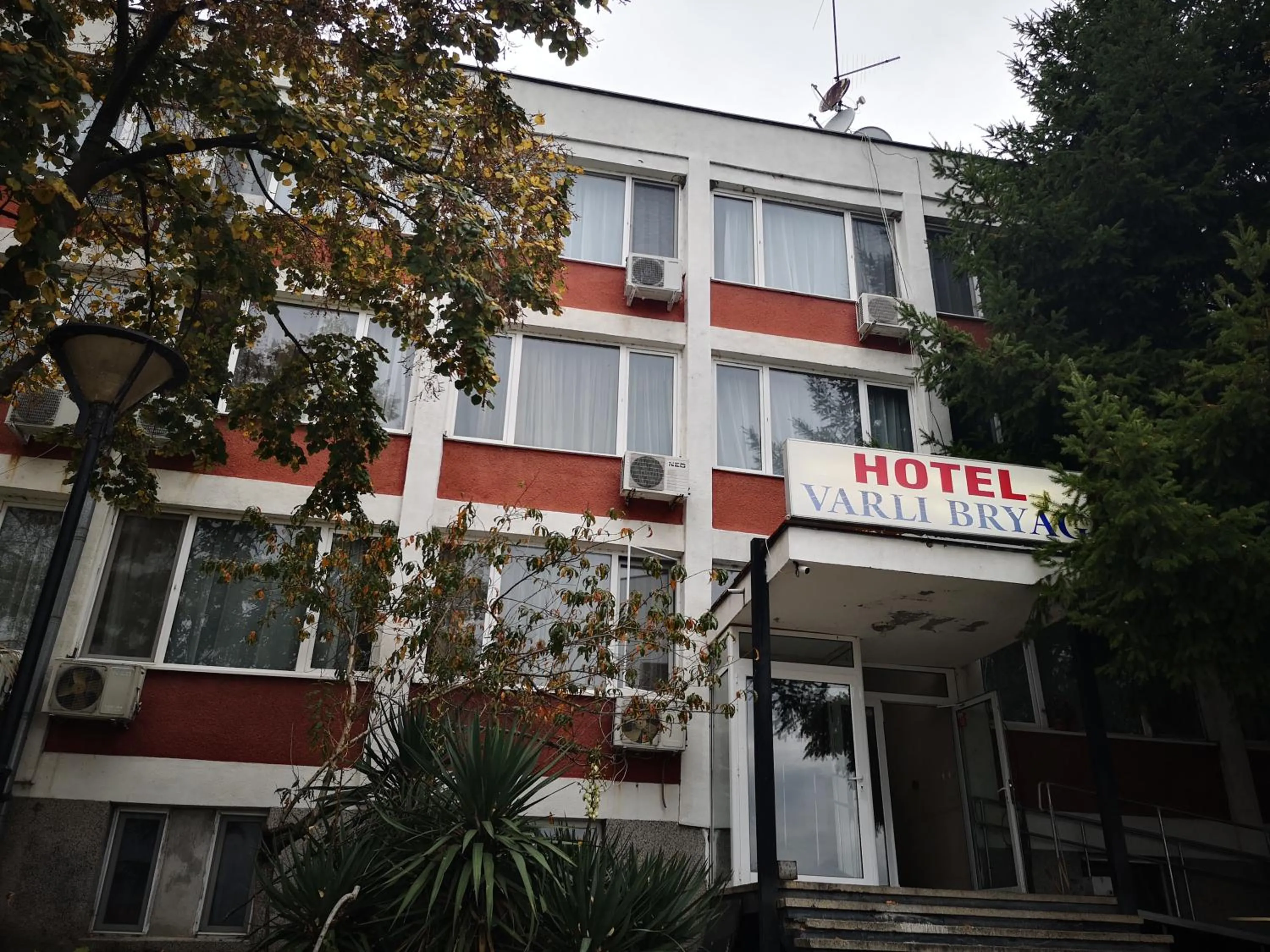 Facade/entrance in Hotel Varly Bryag