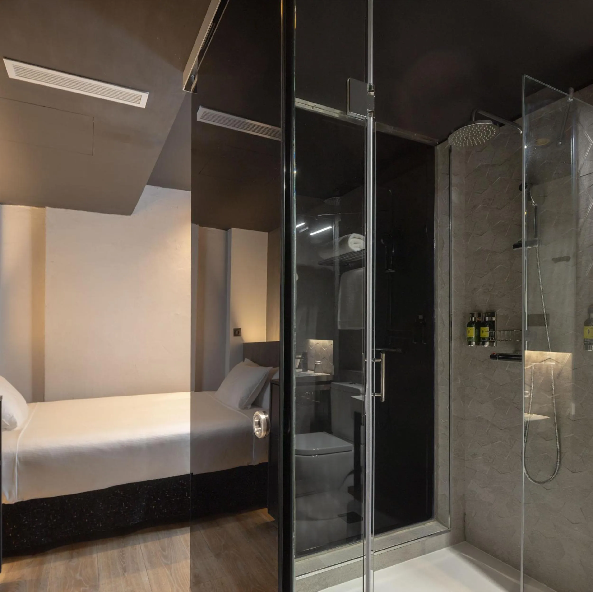 Bedroom, Bed in Hotel Tayko Bilbao