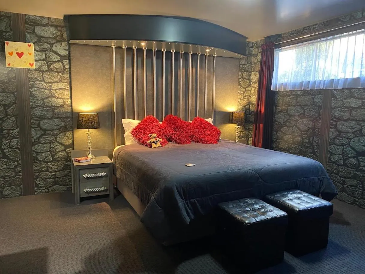 Bedroom, Bed in The Retreat at Froog Moore Park