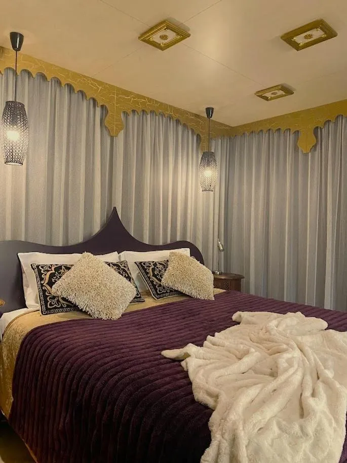 Bedroom, Bed in The Retreat at Froog Moore Park