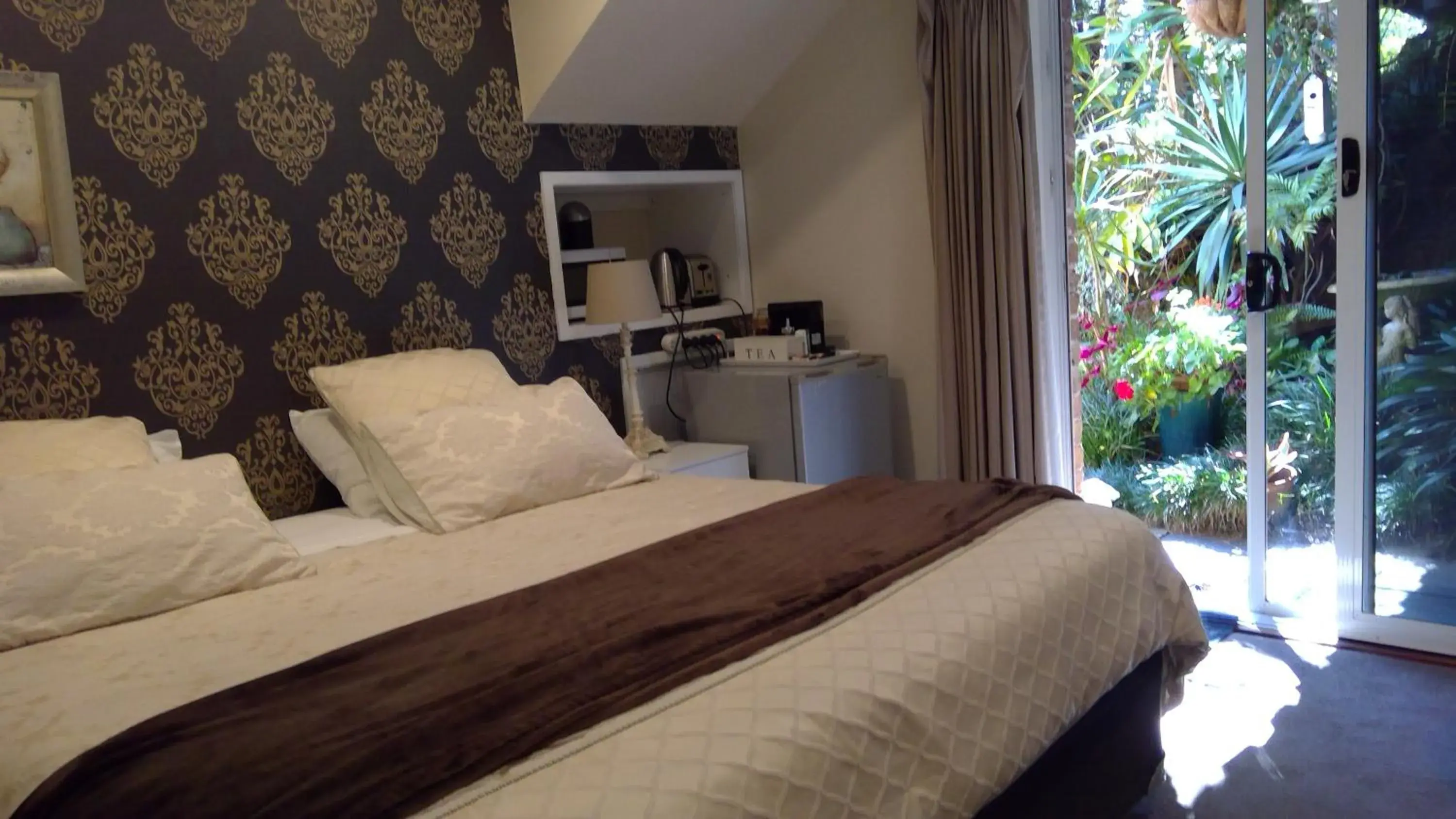 King or Twin Room with Garden View and Private Bathroom in Linley House King or Twin Room with Garden View and Private Bathroom in Linley House