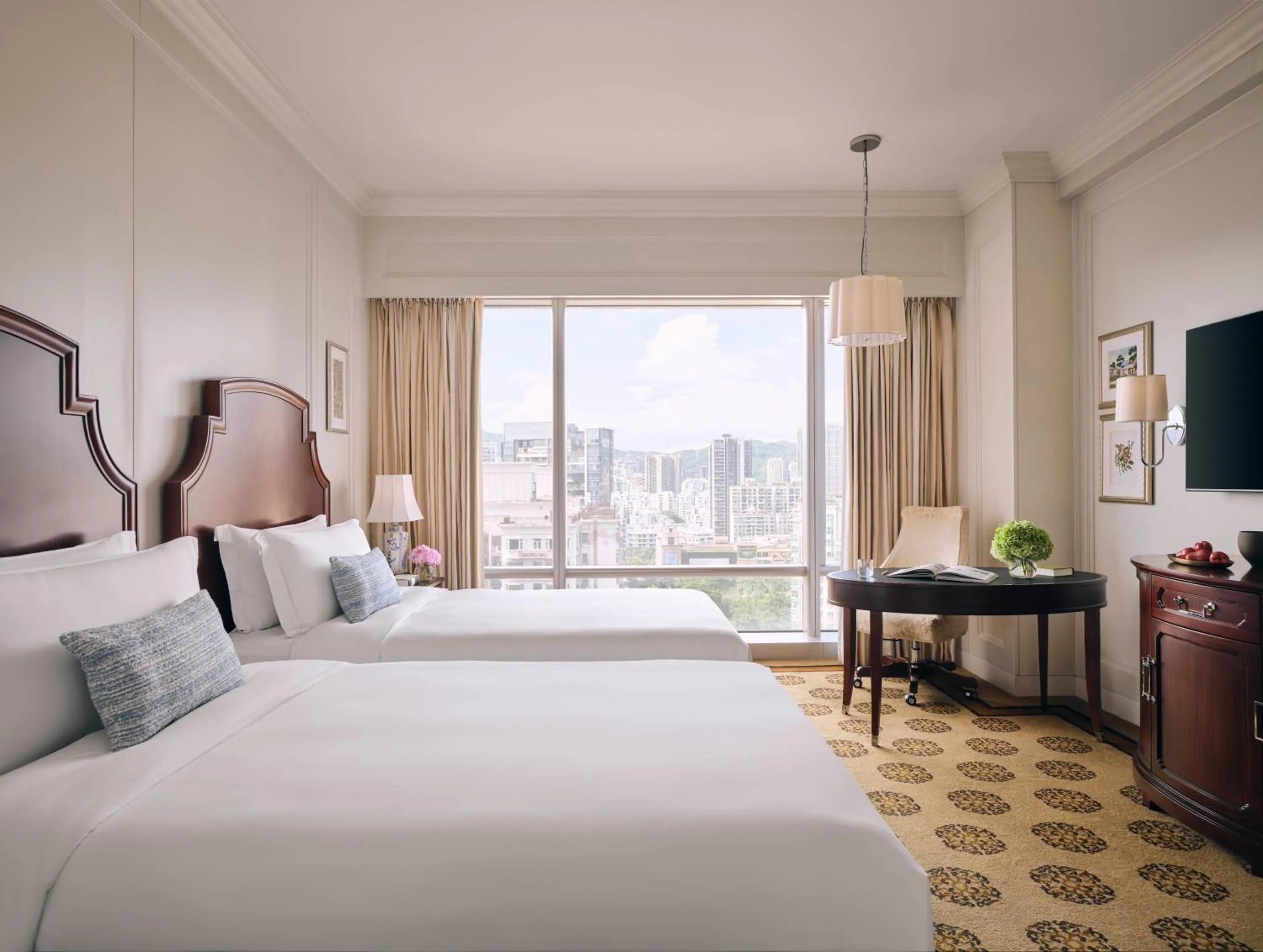 Photo of the whole room, Bed in The Langham, Shenzhen