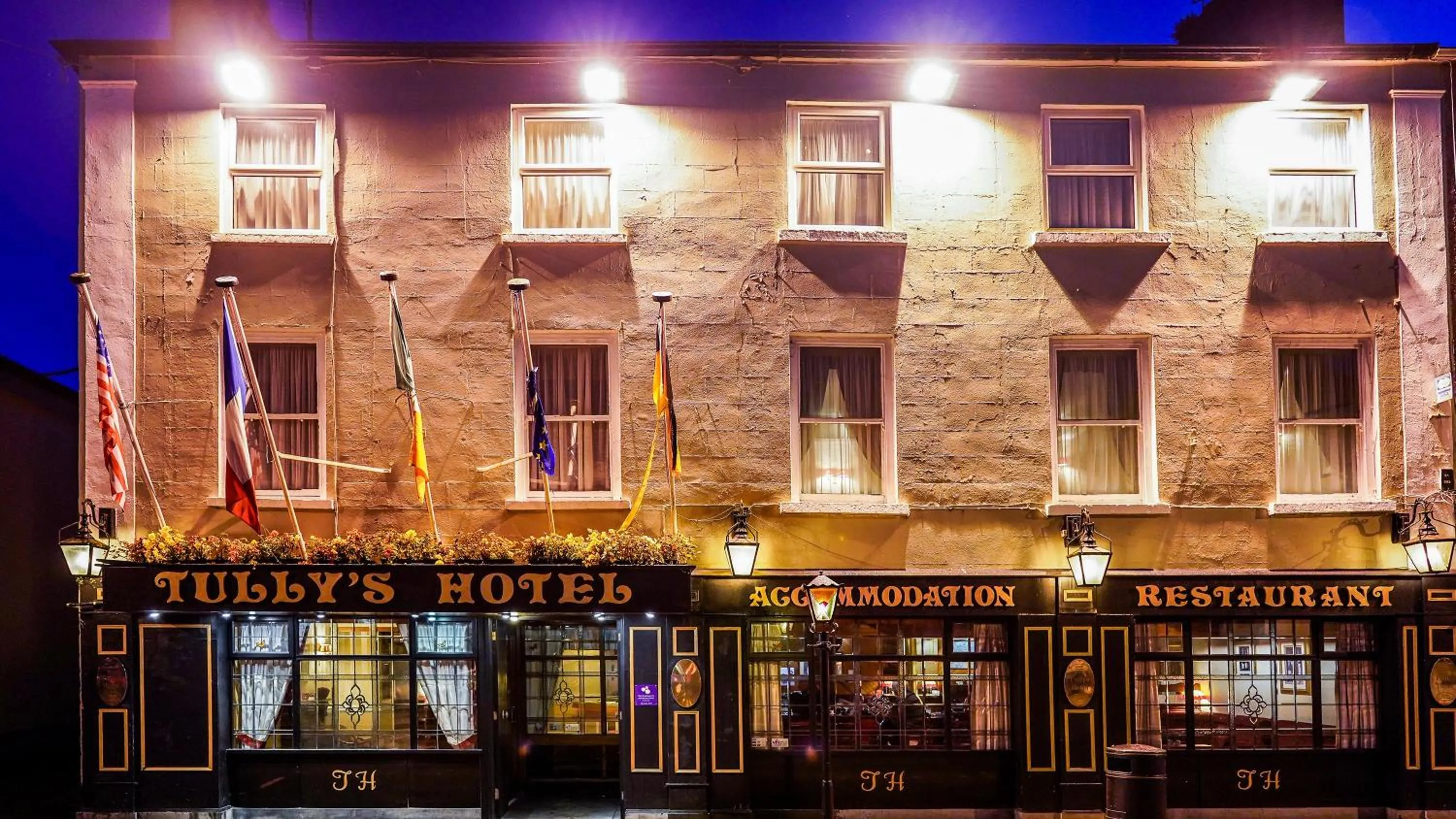 Facade/entrance in Tully's Hotel