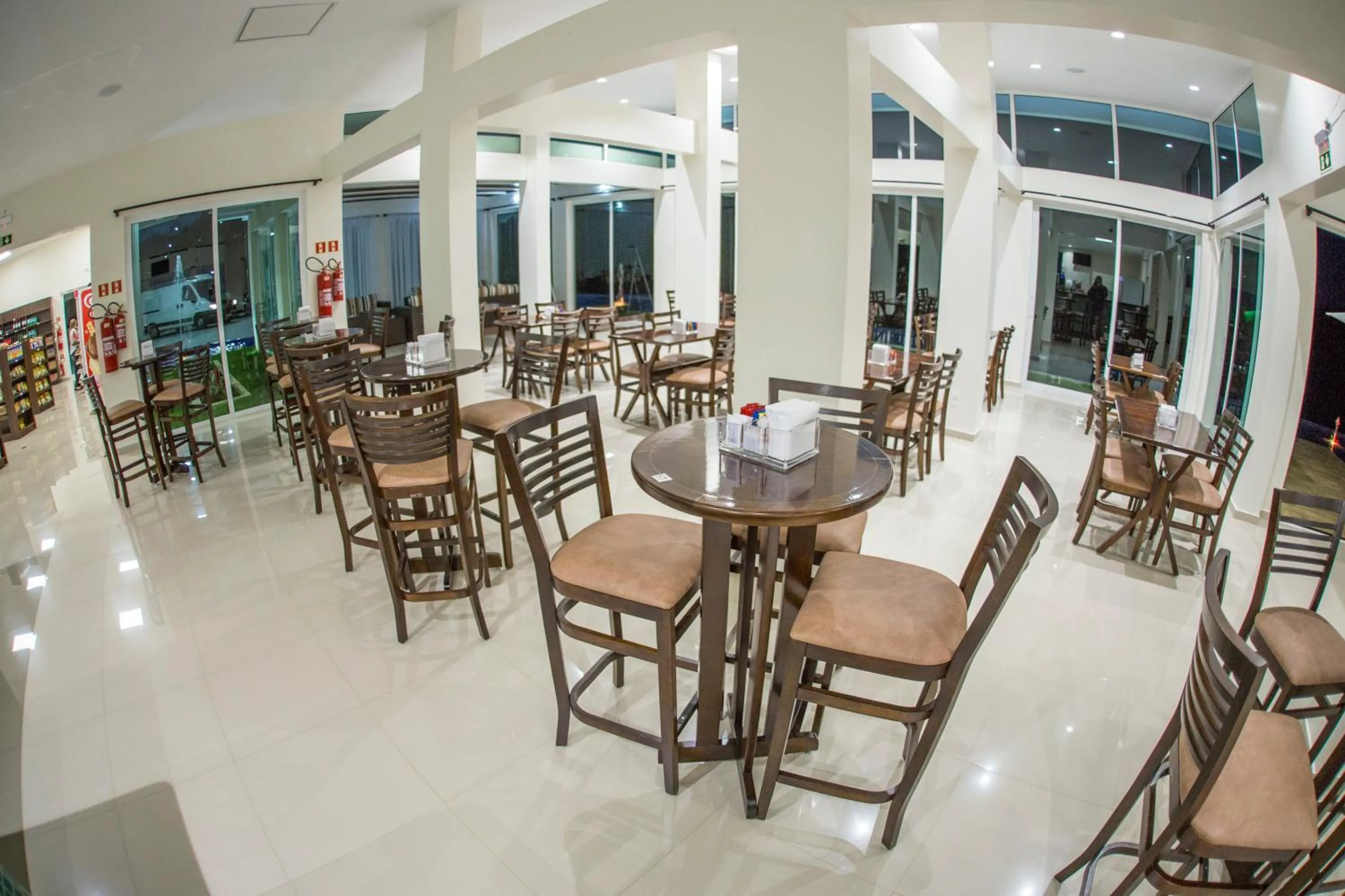 Restaurant/places to eat in HOTEL HPR