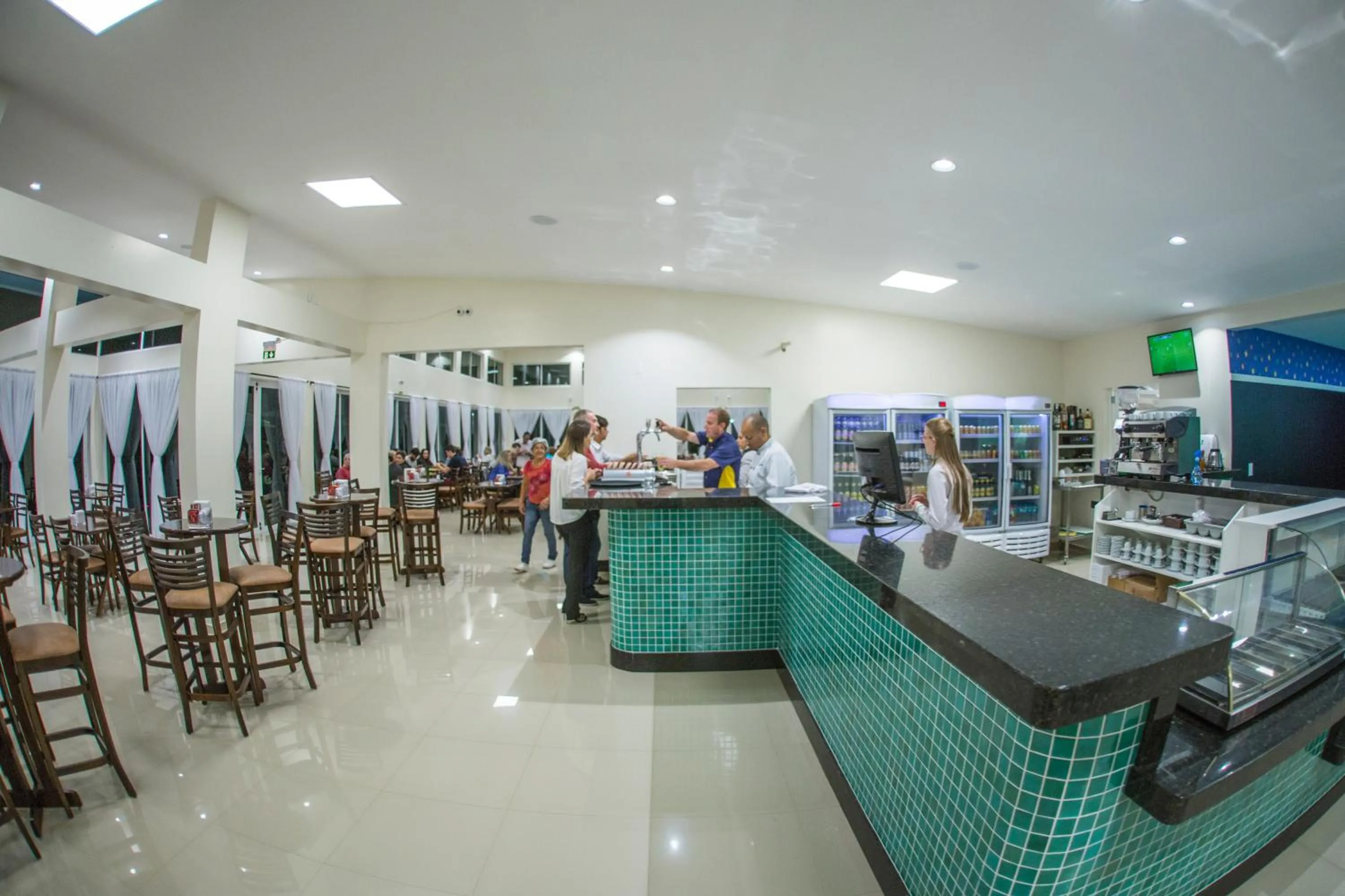 Restaurant/places to eat in HOTEL HPR