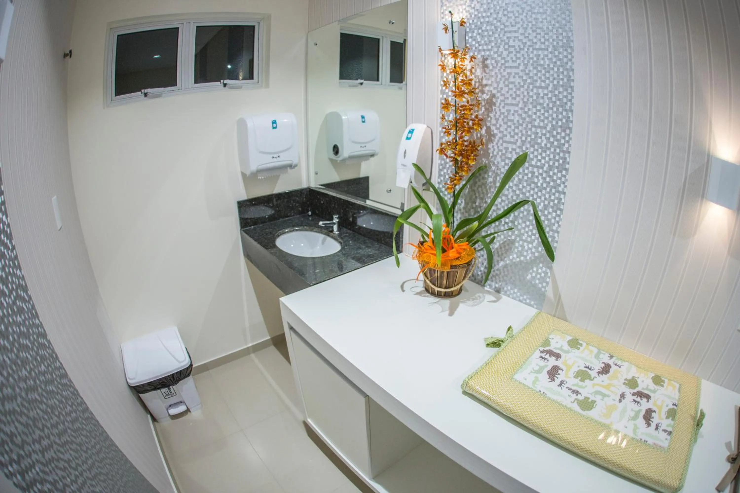 Restaurant/places to eat in HOTEL HPR